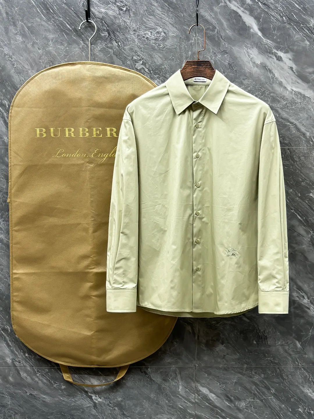 バーバリーロンドンイーグル新作黒のチェック柄シャツ