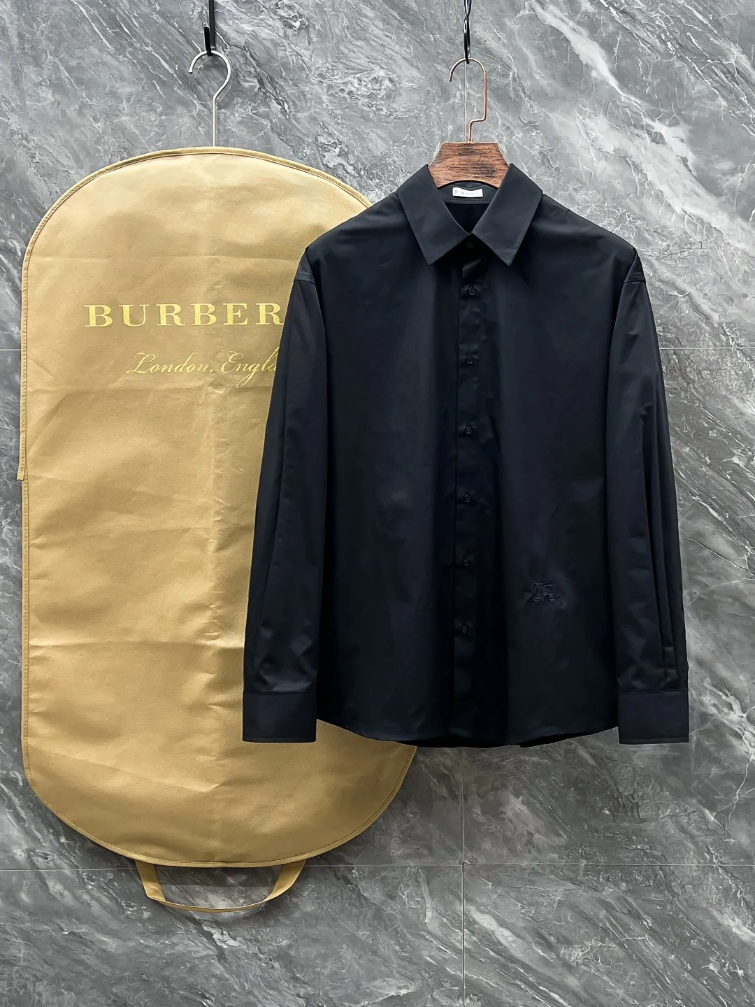 バーバリーロンドン新作黒のチェック柄長袖シャツ