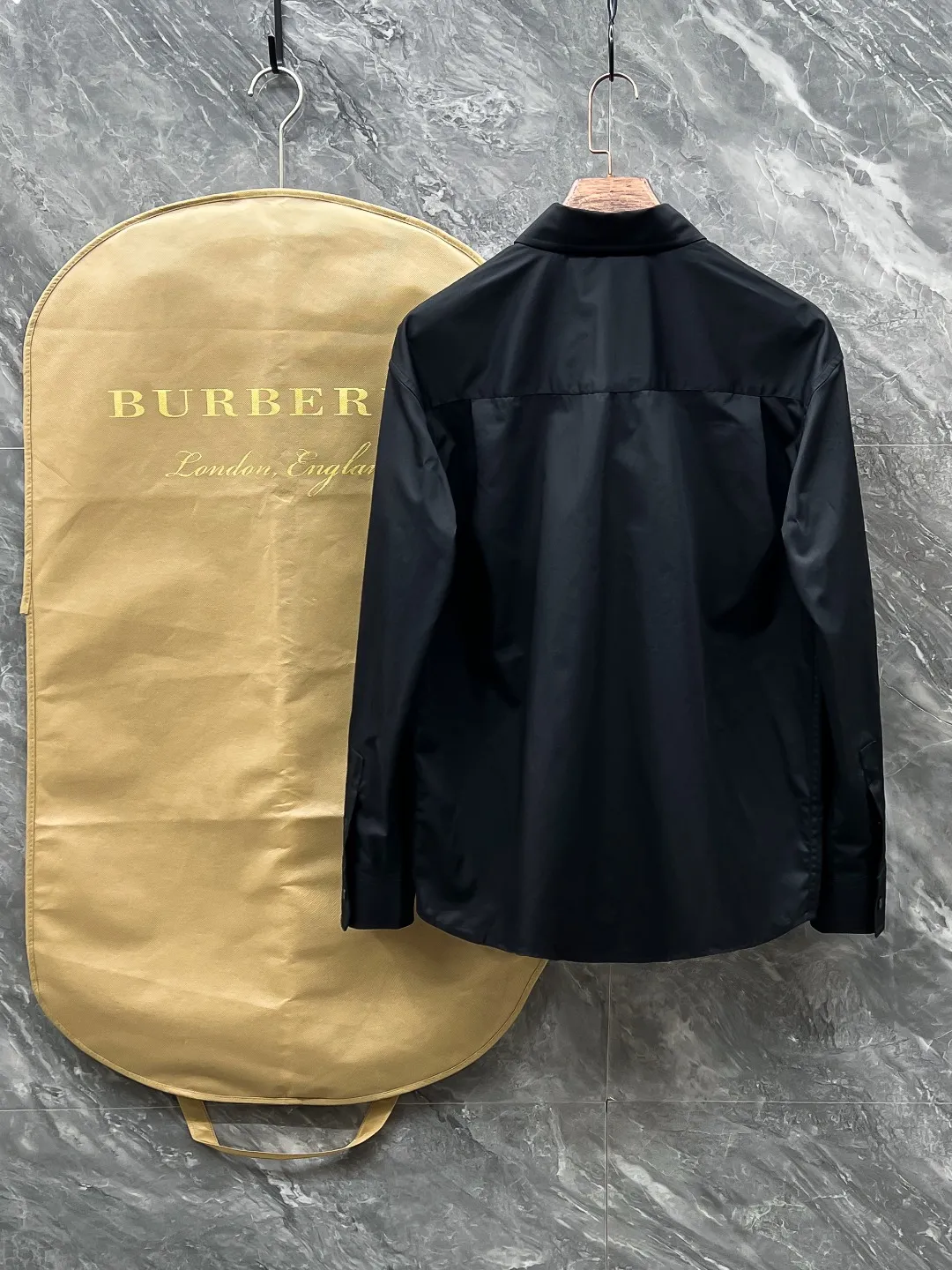 バーバリーロンドン新作黒のチェック柄長袖シャツ - 画像 (3)