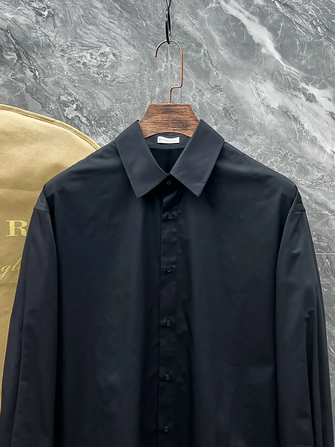 バーバリーロンドン新作黒のチェック柄長袖シャツ - 画像 (5)