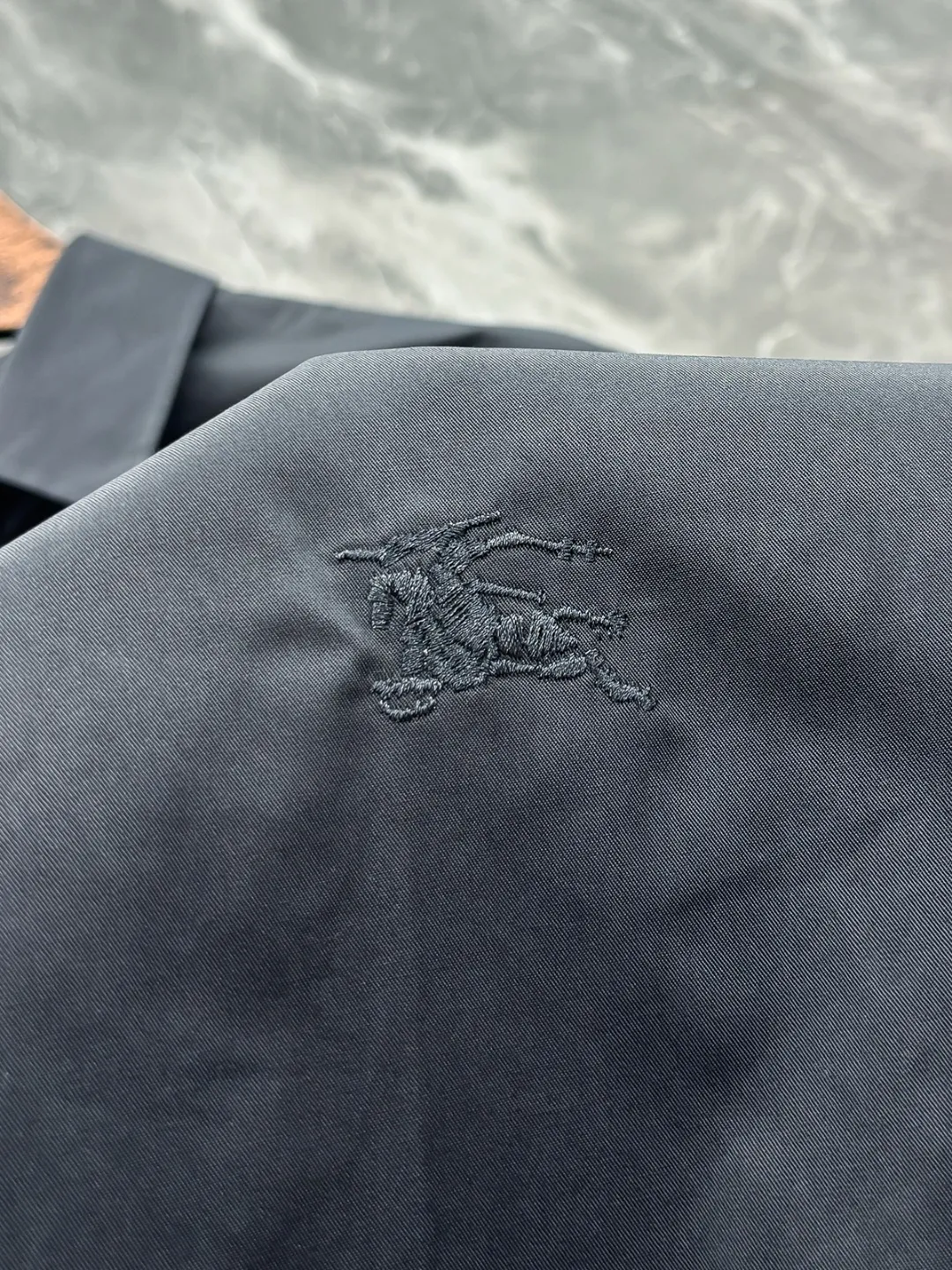 バーバリーロンドン新作黒のチェック柄長袖シャツ - 画像 (7)