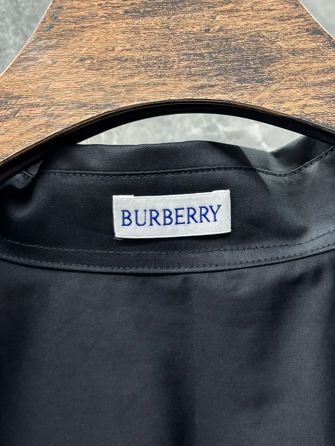 バーバリーロンドン新作黒のチェック柄長袖シャツ - 画像 (9)