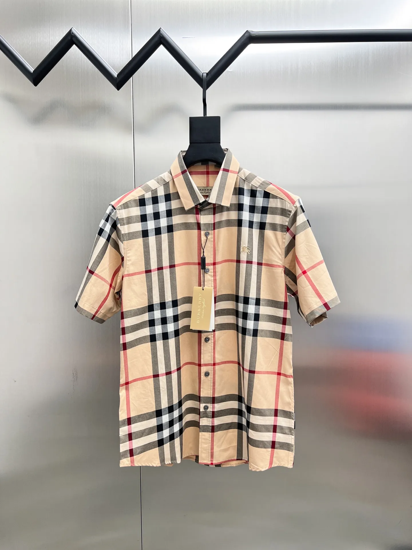 バーバリー新作黒チェックシャツ