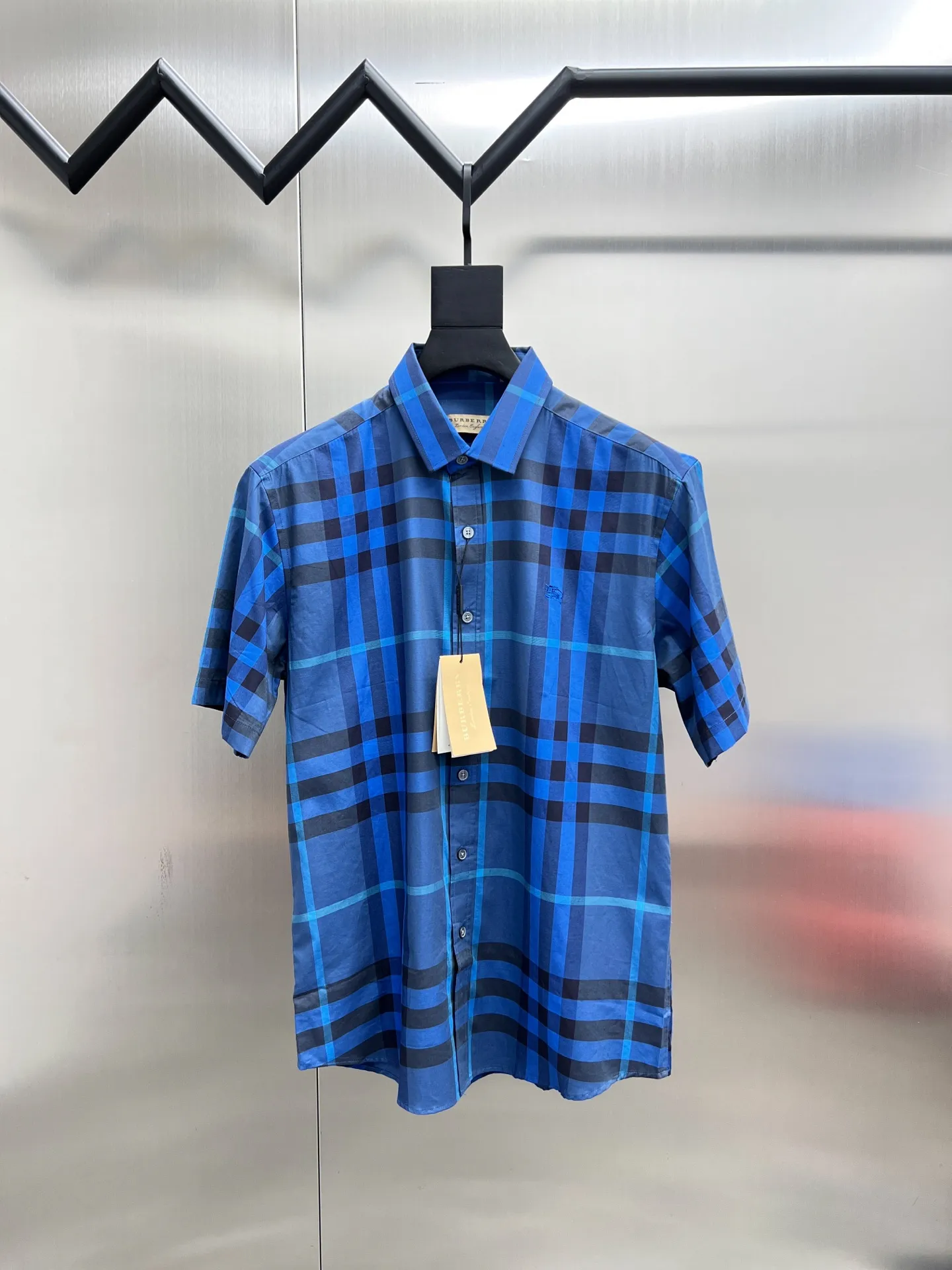 バーバリー新作黒チェックシャツ