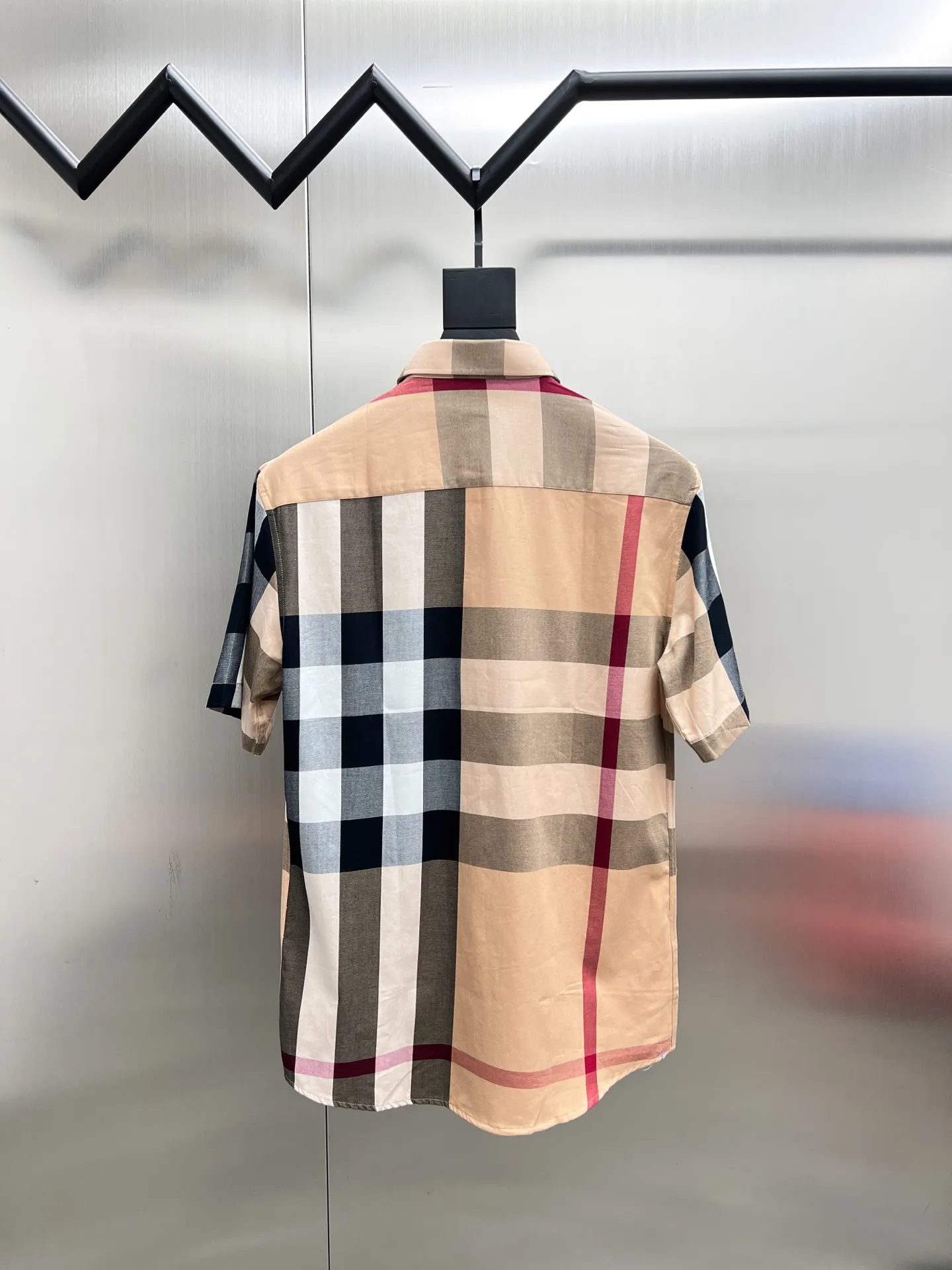 バーバリー新作黒のチェック柄短袖シャツ - 画像 (3)