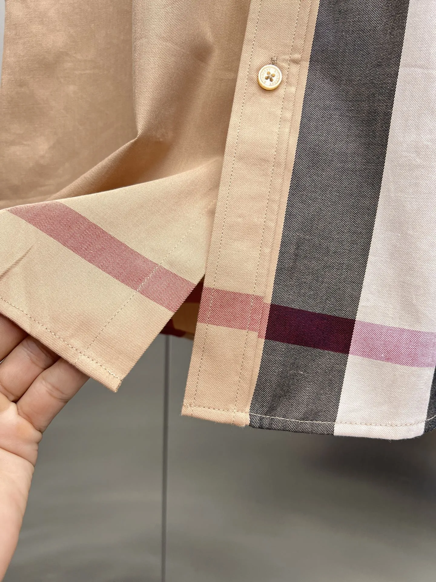 バーバリー新作黒のチェック柄短袖シャツ - 画像 (12)