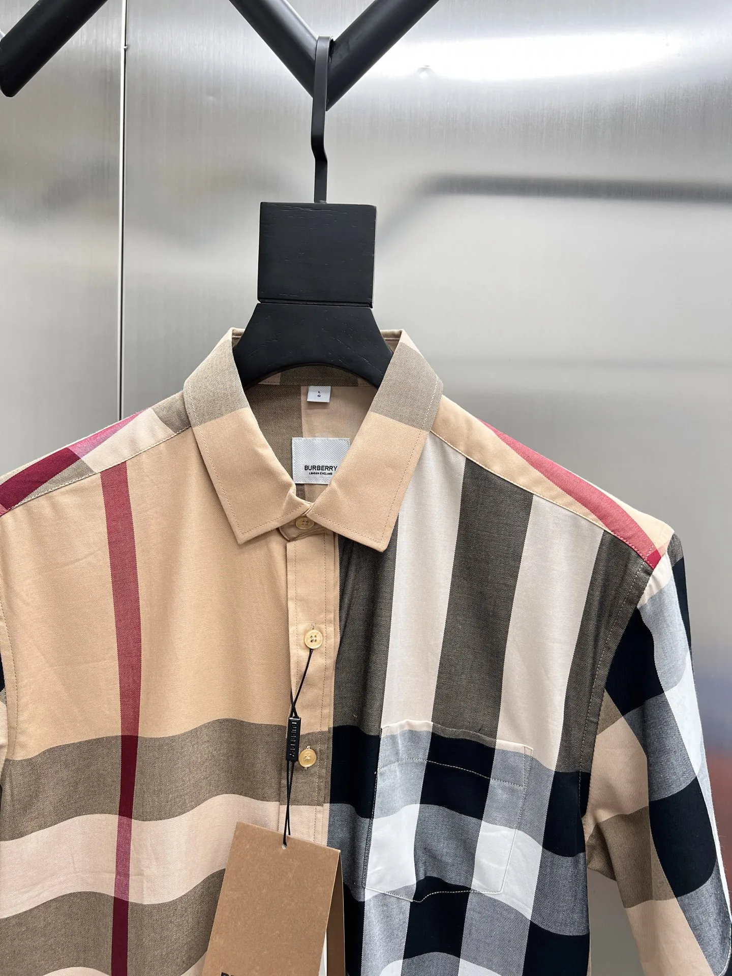 バーバリー新作黒のチェック柄短袖シャツ - 画像 (5)