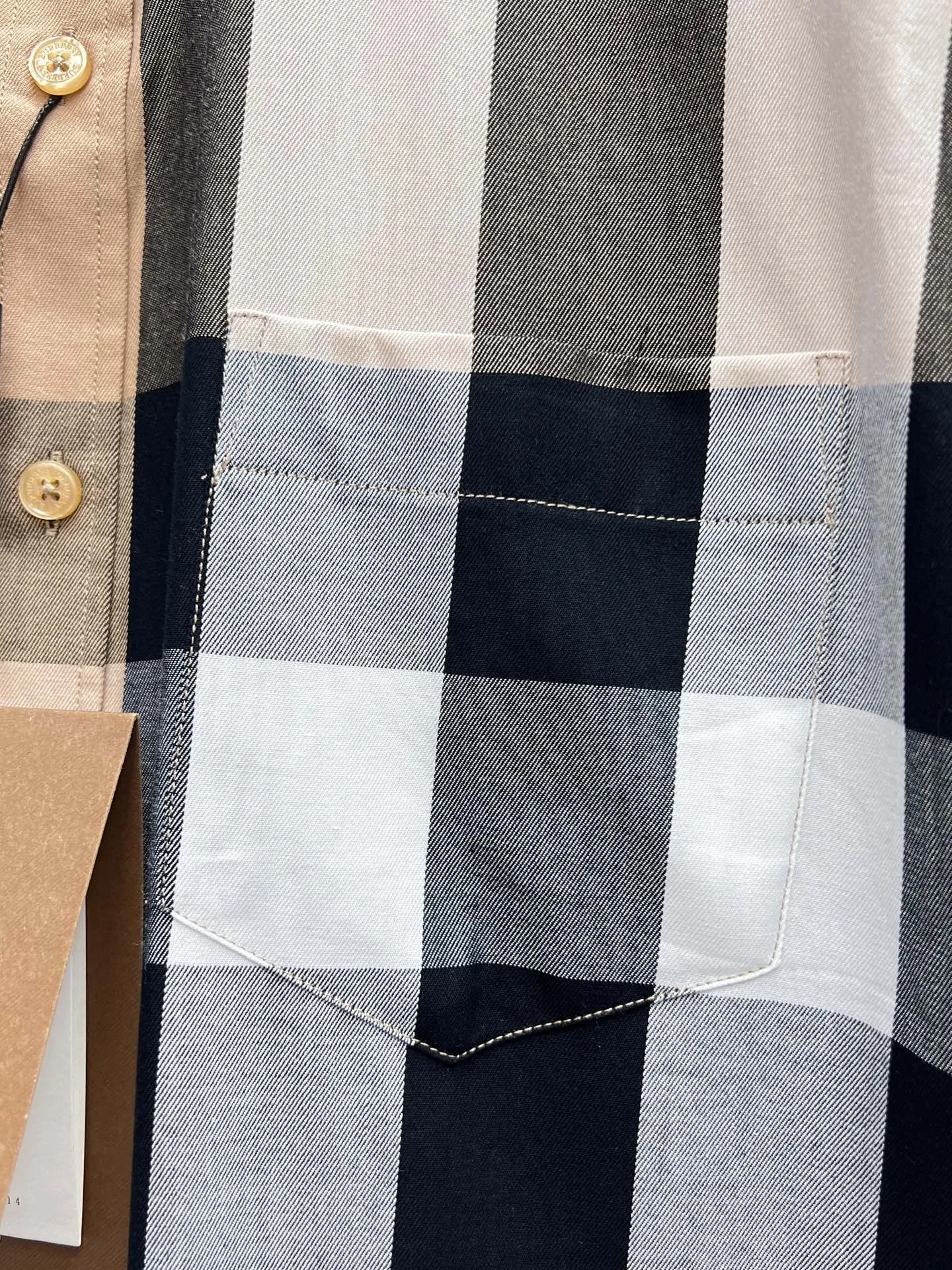 バーバリー新作黒のチェック柄短袖シャツ - 画像 (7)