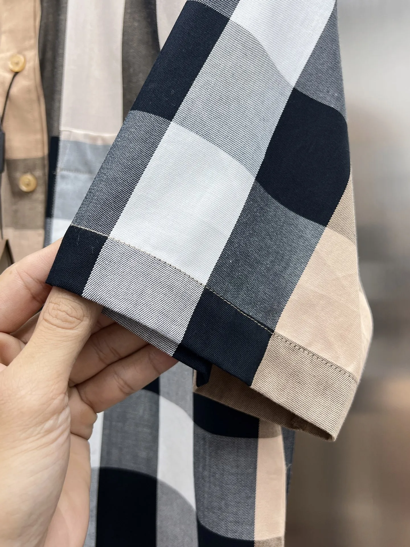 バーバリー新作黒のチェック柄短袖シャツ - 画像 (8)