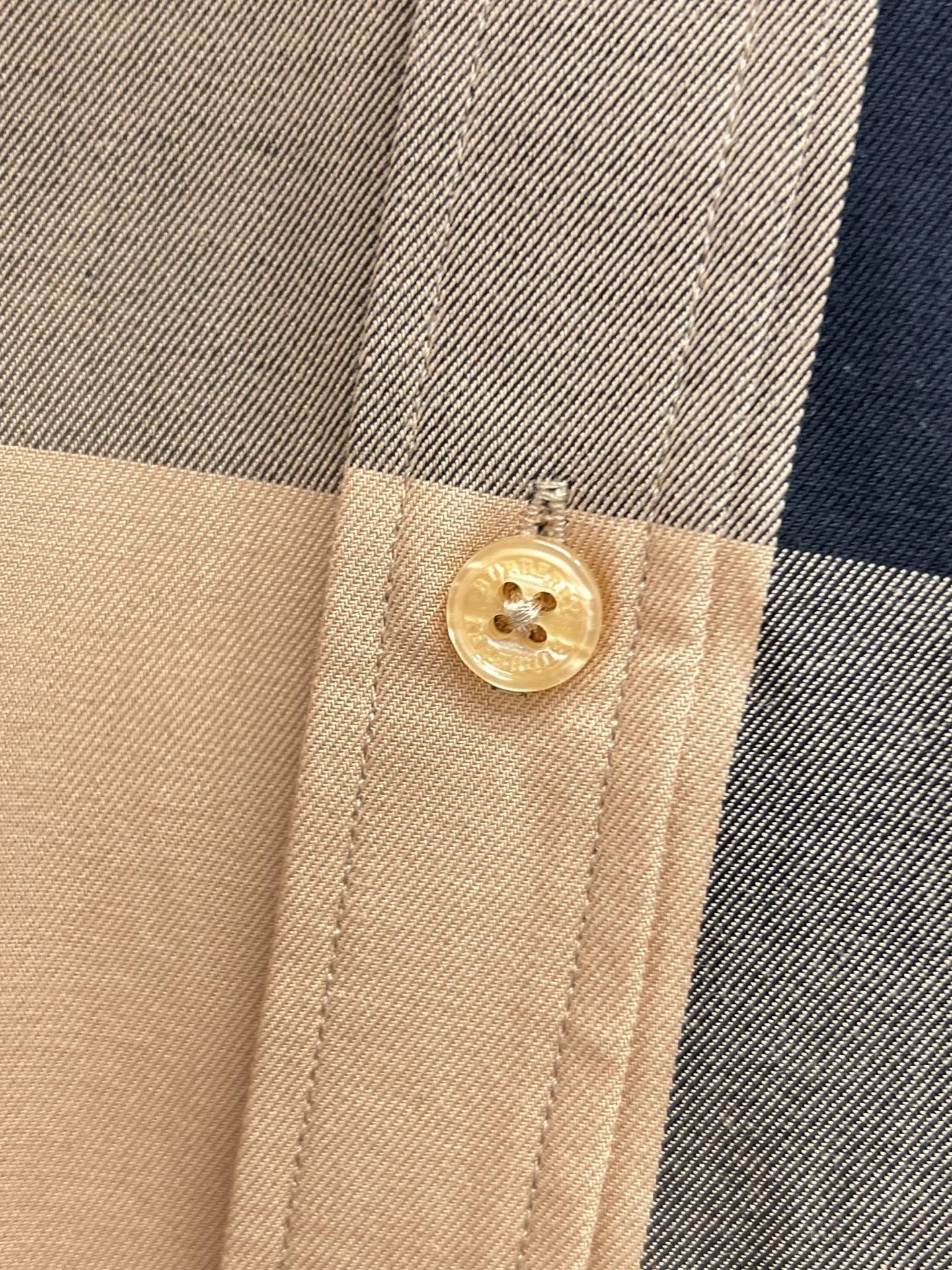 バーバリー新作黒のチェック柄短袖シャツ - 画像 (10)