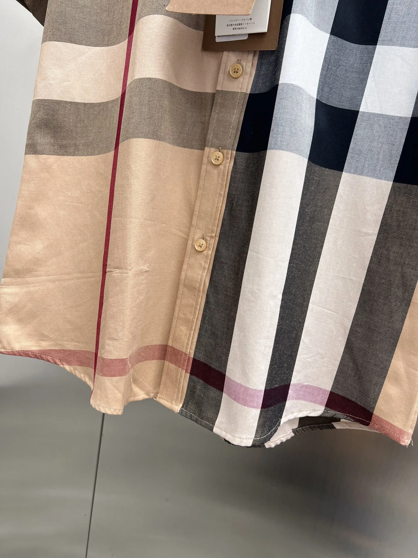 バーバリー新作黒のチェック柄短袖シャツ - 画像 (11)