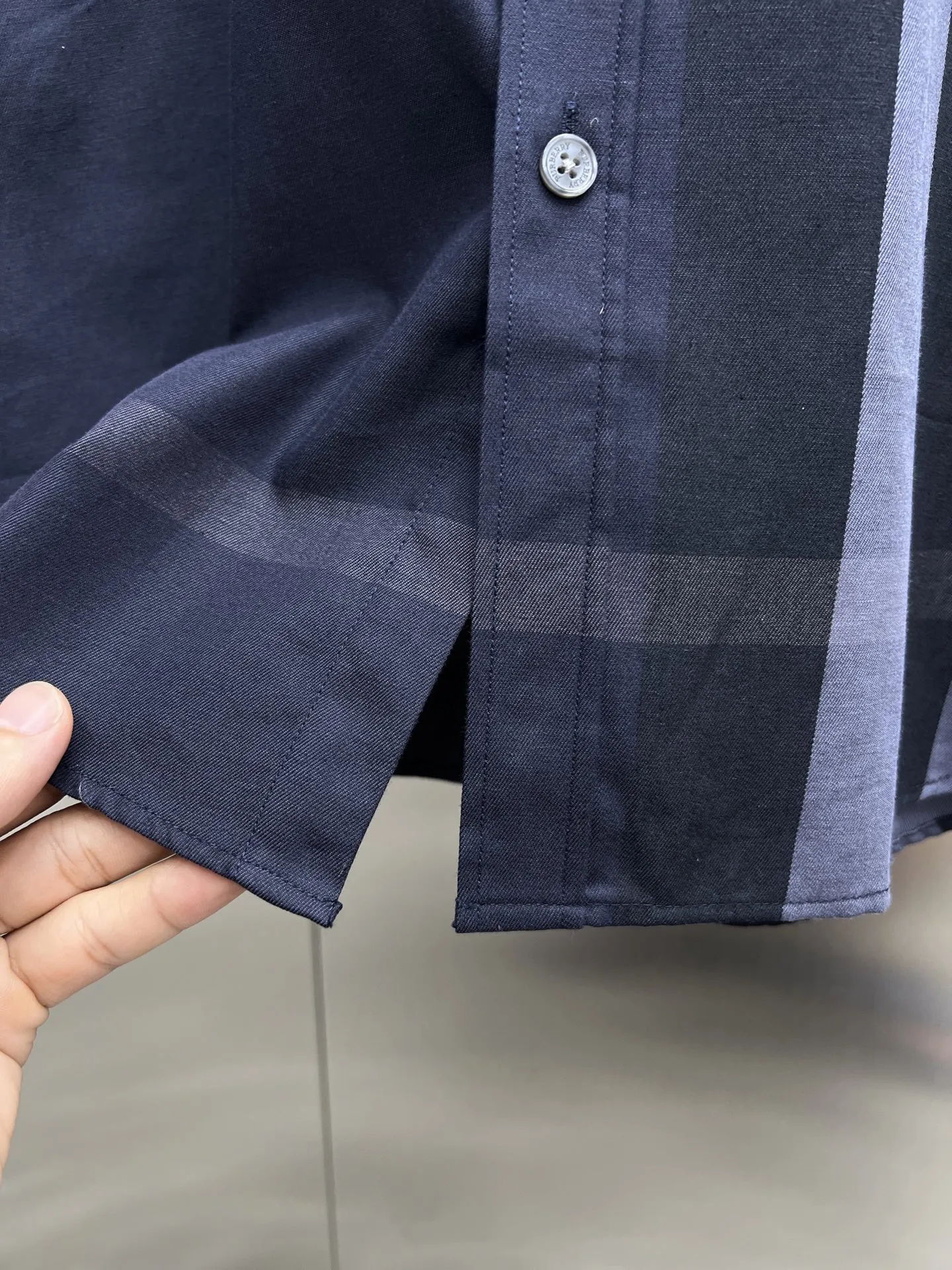 バーバリー新作黒チェックシャツ - 画像 (13)