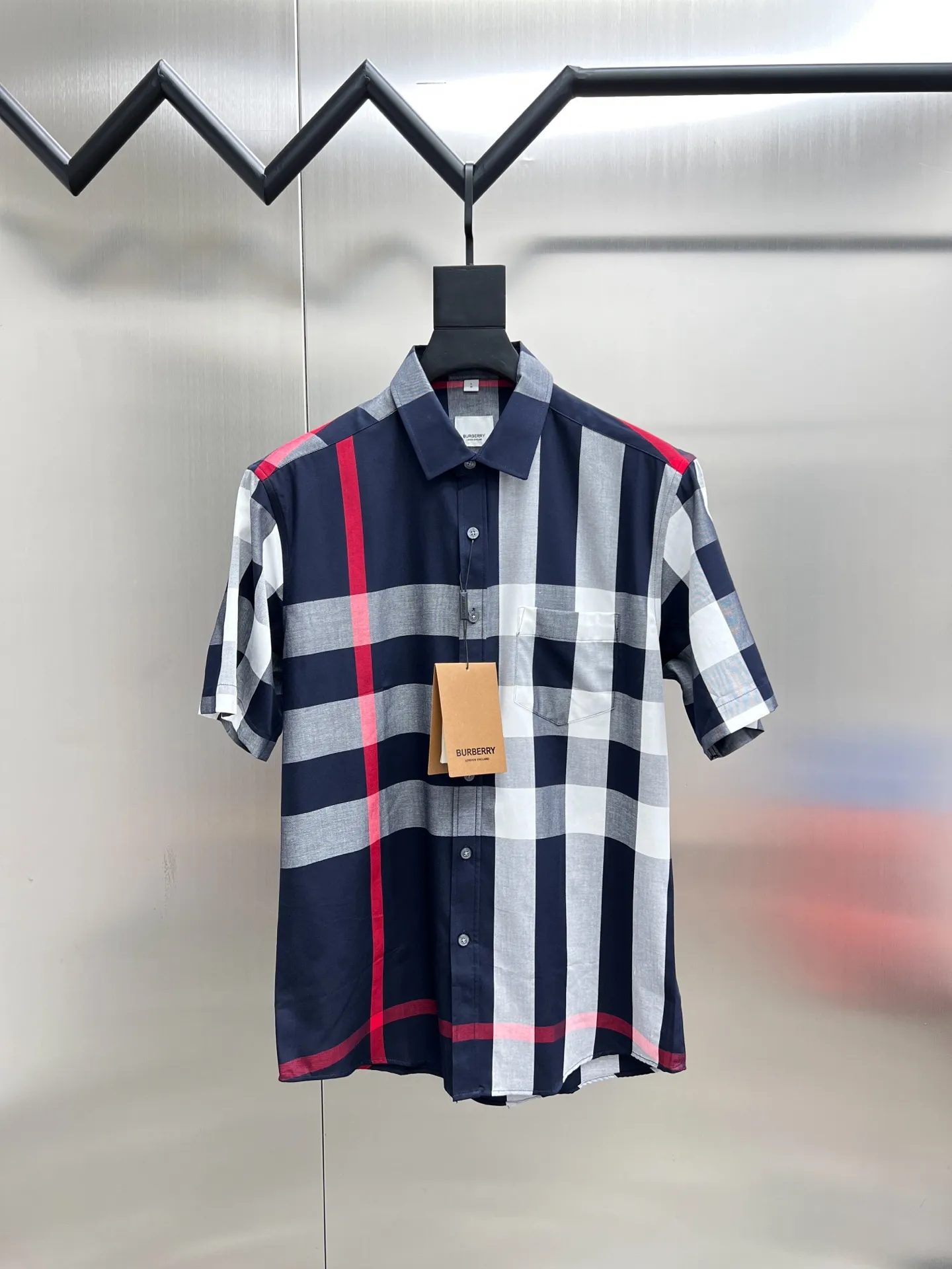 Burberry新作黒チェックシャツ