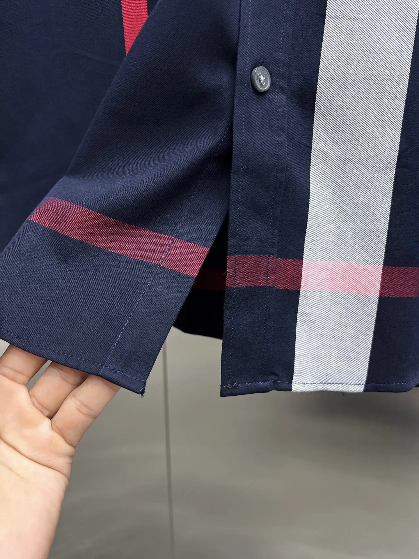 Burberry新作黒チェックシャツ - 画像 (12)