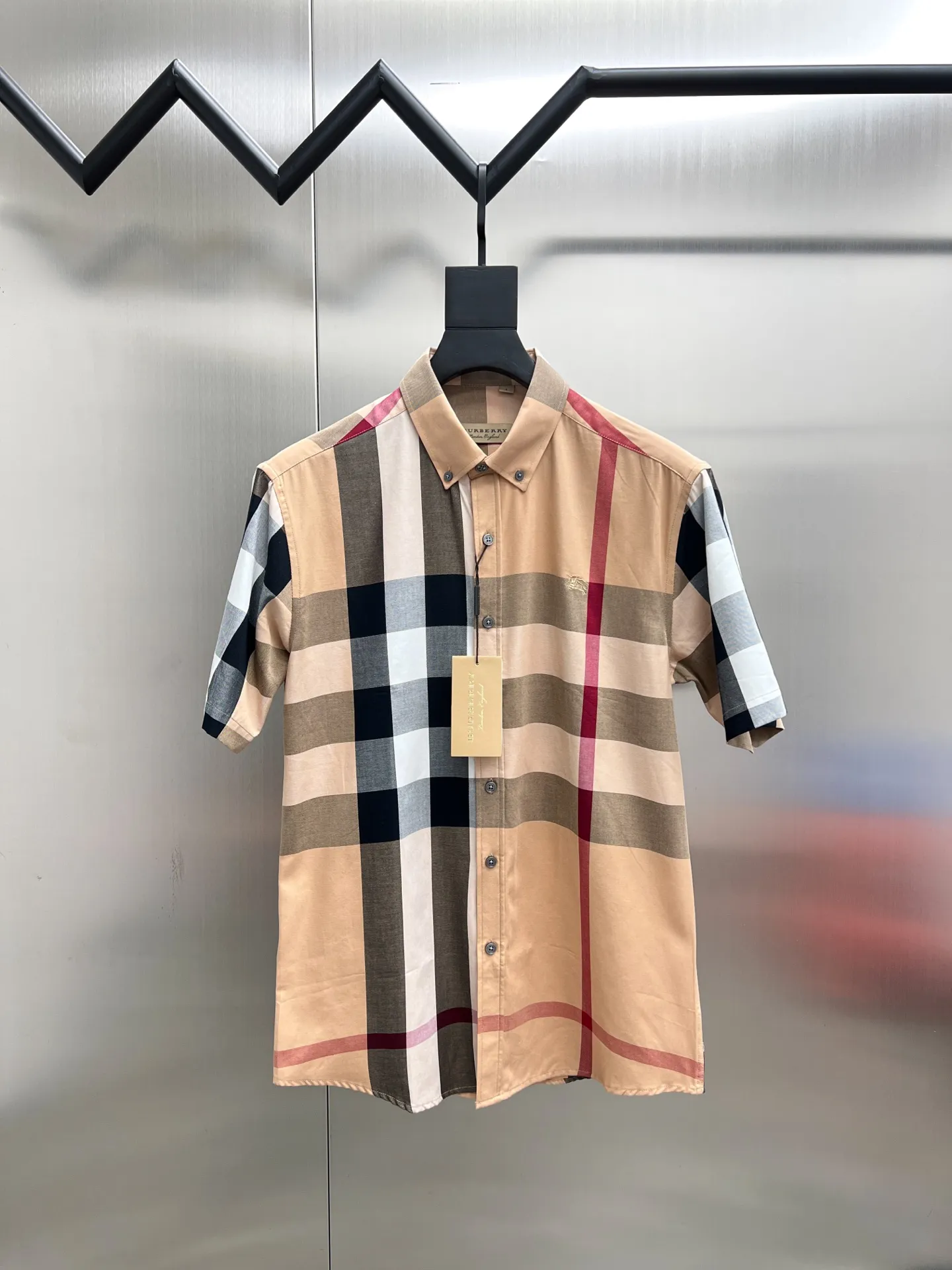 バーバリー新作黒のチェック柄半袖シャツ