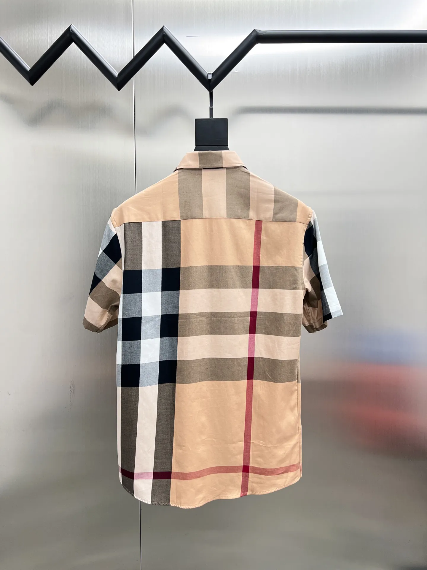 バーバリー新作黒のチェック柄半袖シャツ - 画像 (3)