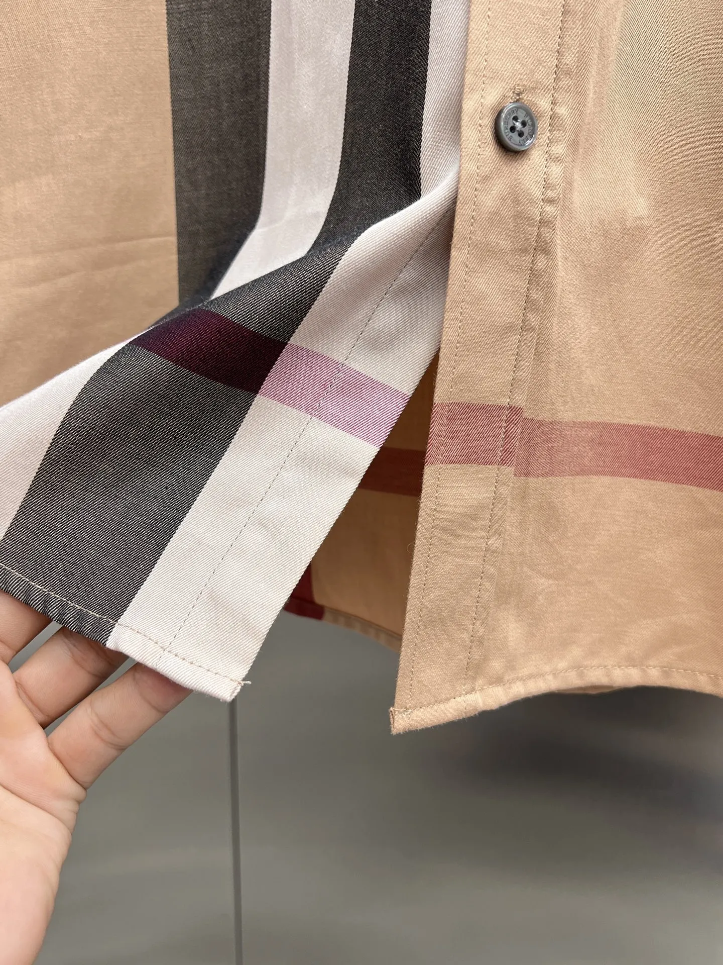 バーバリー新作黒のチェック柄半袖シャツ - 画像 (12)