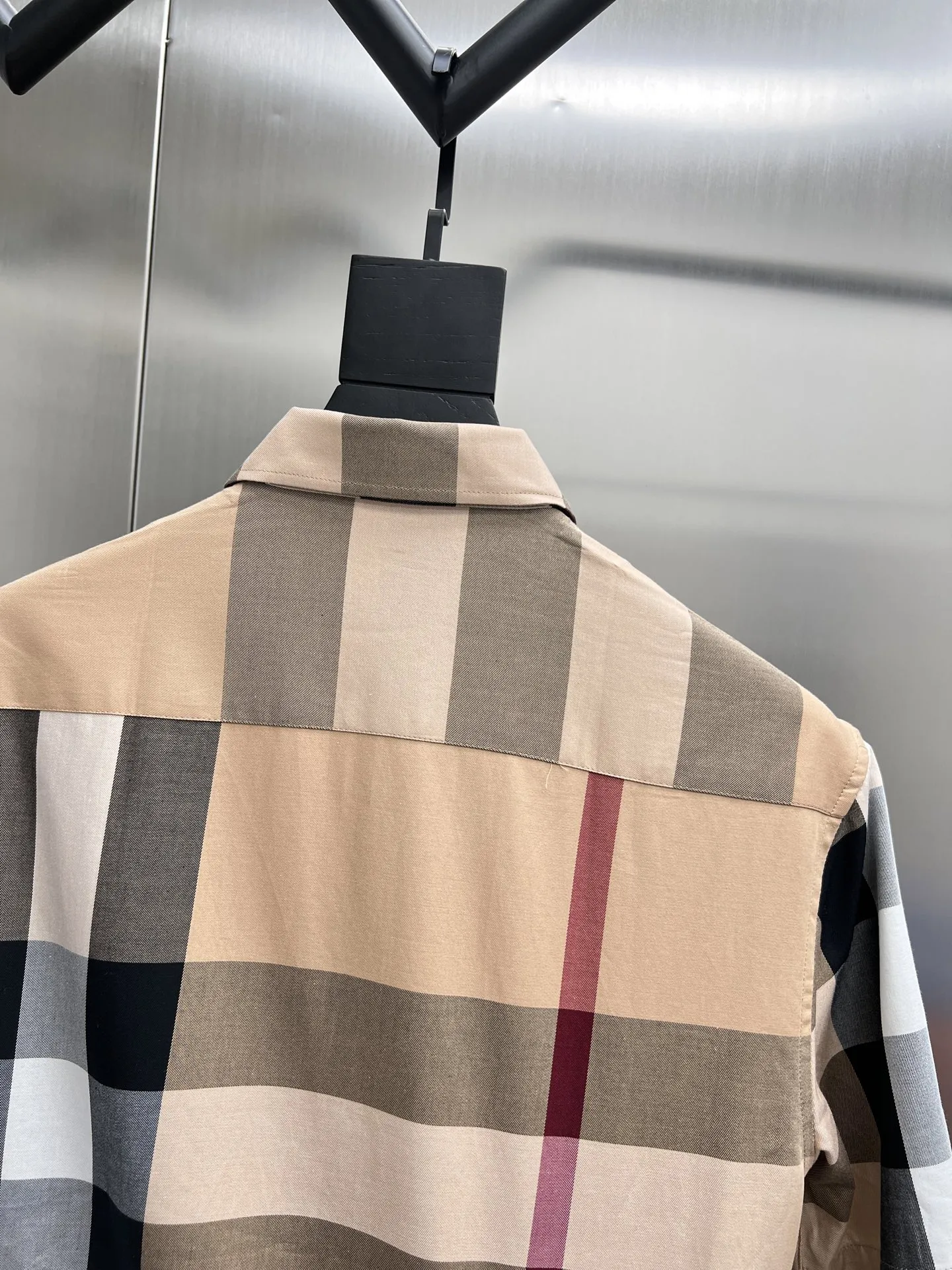 バーバリー新作黒のチェック柄半袖シャツ - 画像 (14)