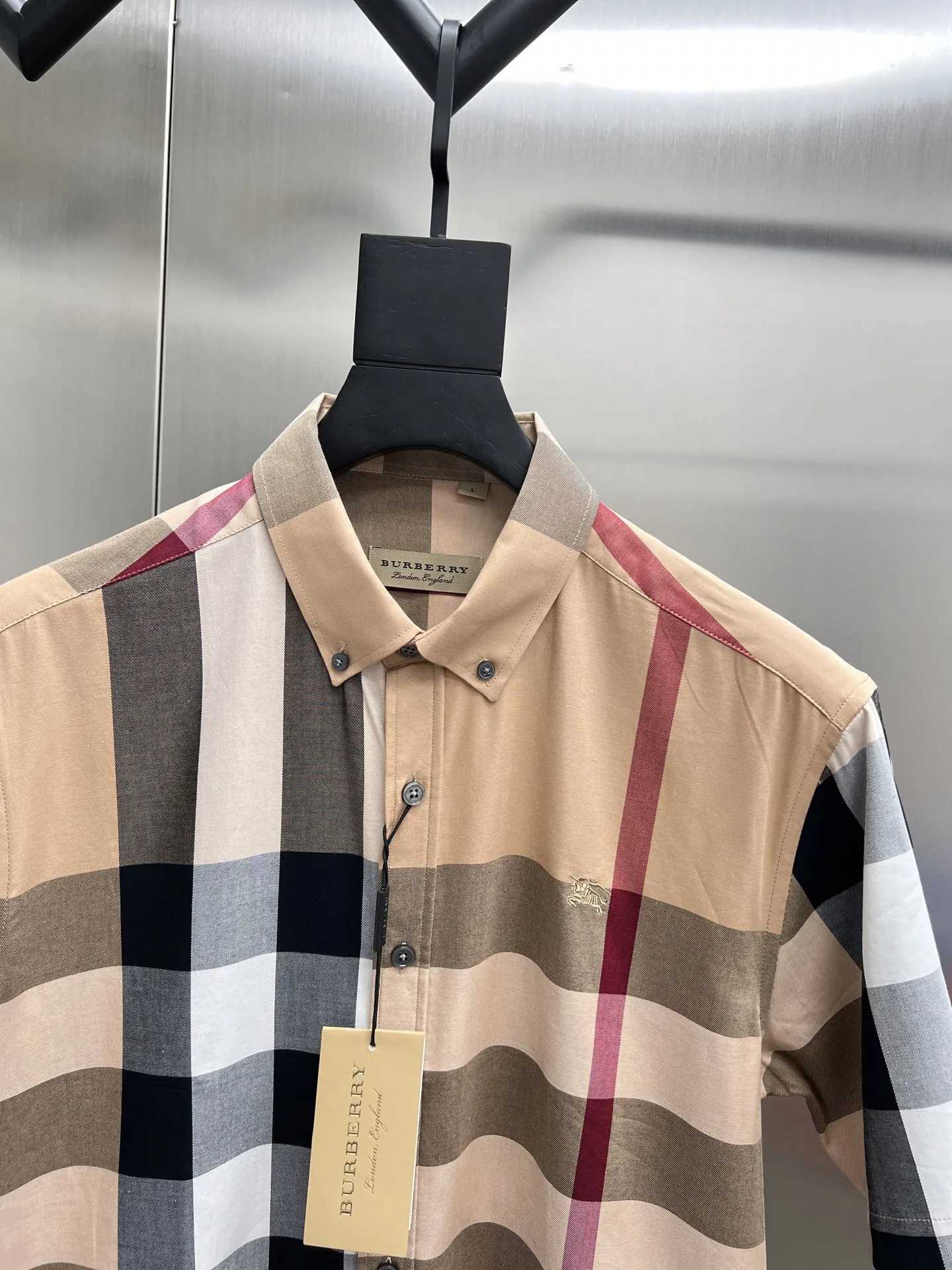 バーバリー新作黒のチェック柄半袖シャツ - 画像 (5)