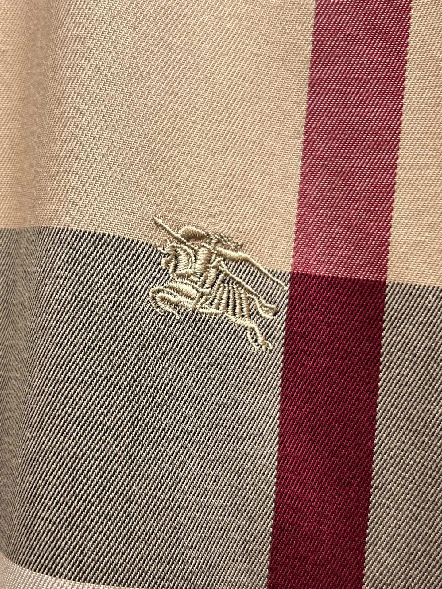 バーバリー新作黒のチェック柄半袖シャツ - 画像 (7)