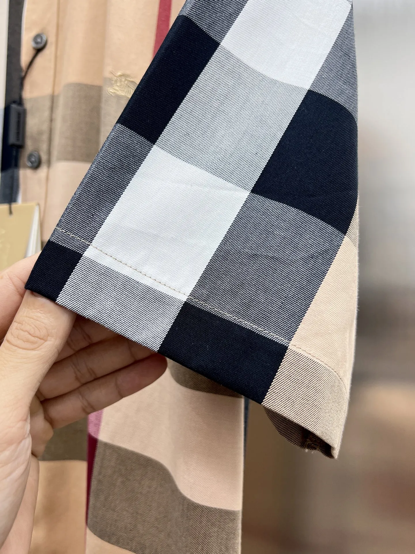 バーバリー新作黒のチェック柄半袖シャツ - 画像 (8)