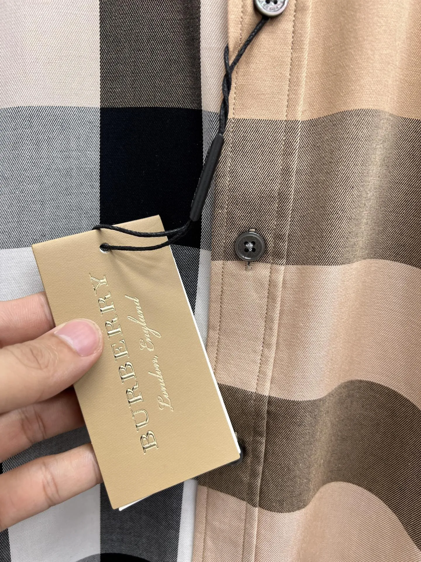 バーバリー新作黒のチェック柄半袖シャツ - 画像 (9)