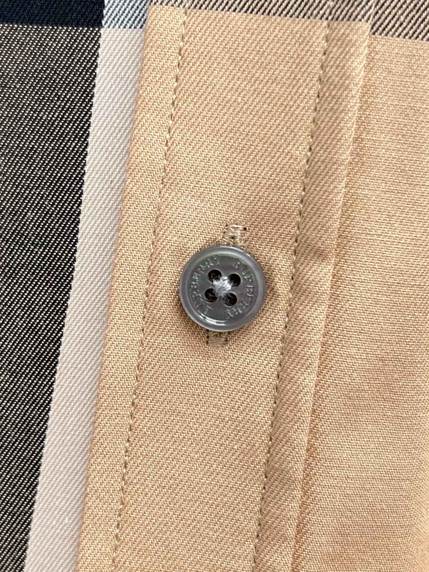 バーバリー新作黒のチェック柄半袖シャツ - 画像 (10)