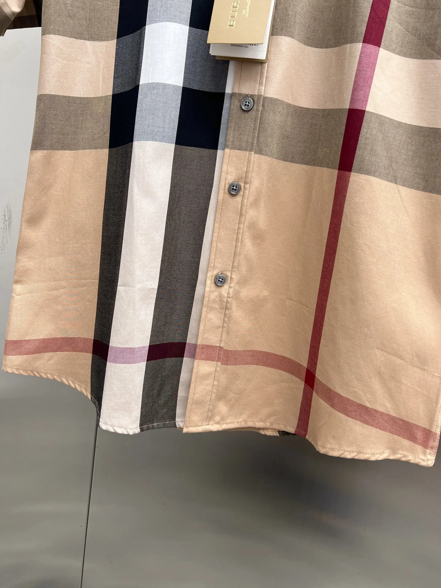 バーバリー新作黒のチェック柄半袖シャツ - 画像 (11)