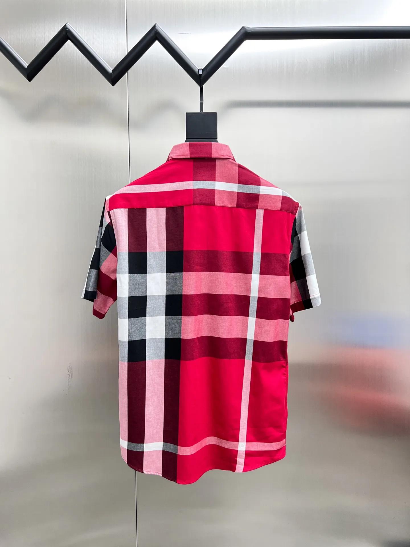 バーバリー新作黒のチェック柄半袖シャツ - 画像 (3)