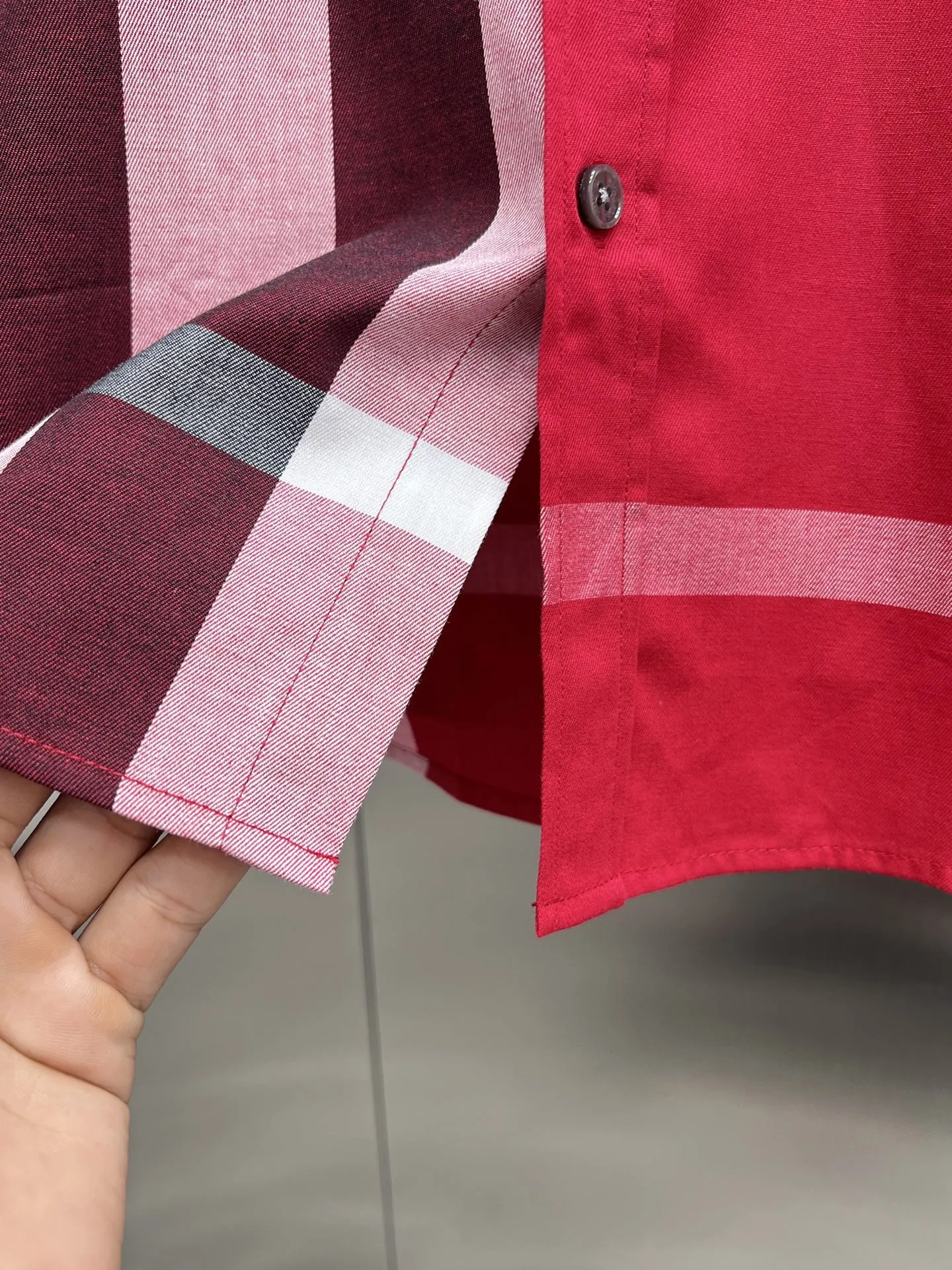 バーバリー新作黒のチェック柄半袖シャツ - 画像 (12)