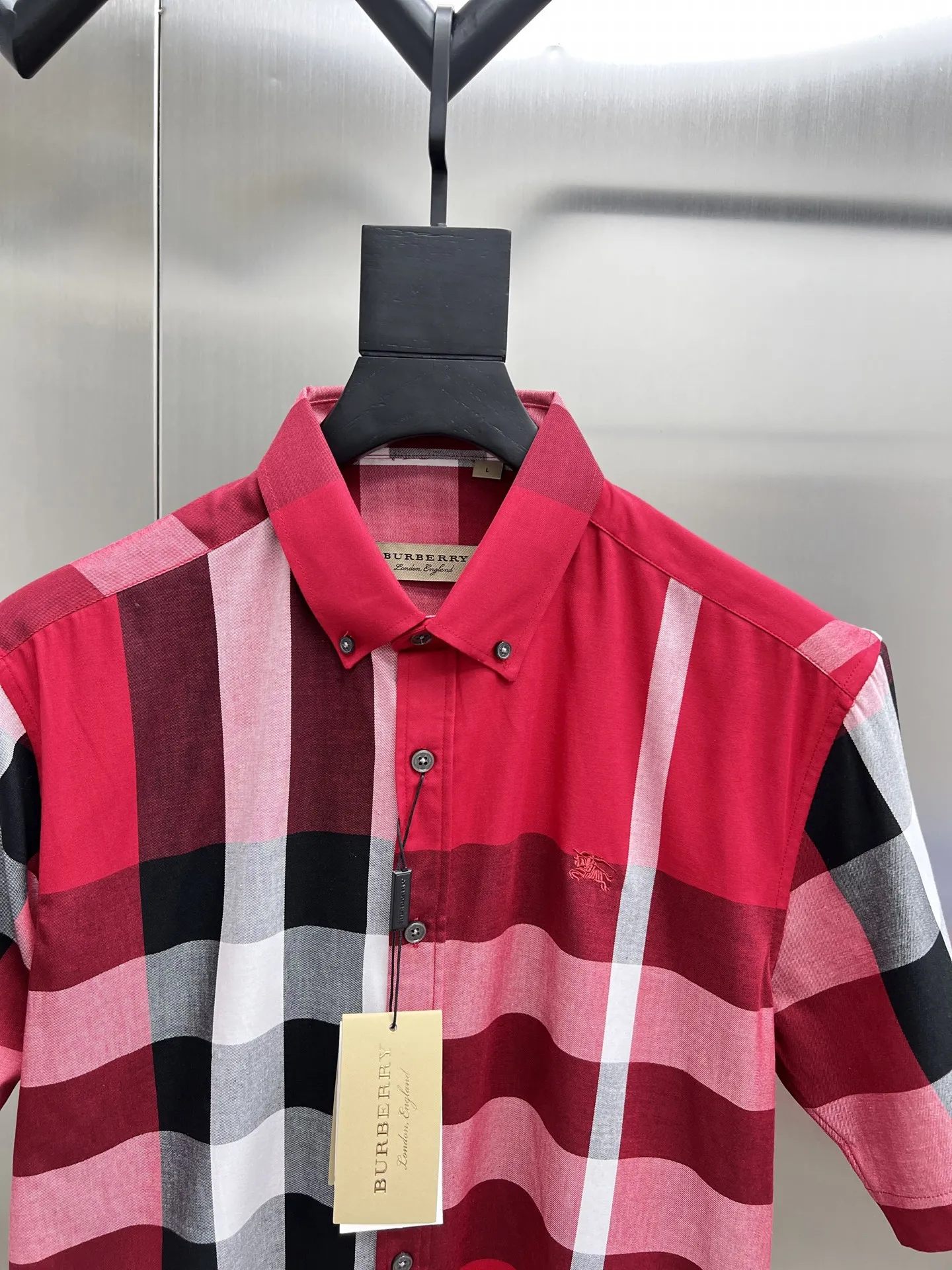 バーバリー新作黒のチェック柄半袖シャツ - 画像 (5)