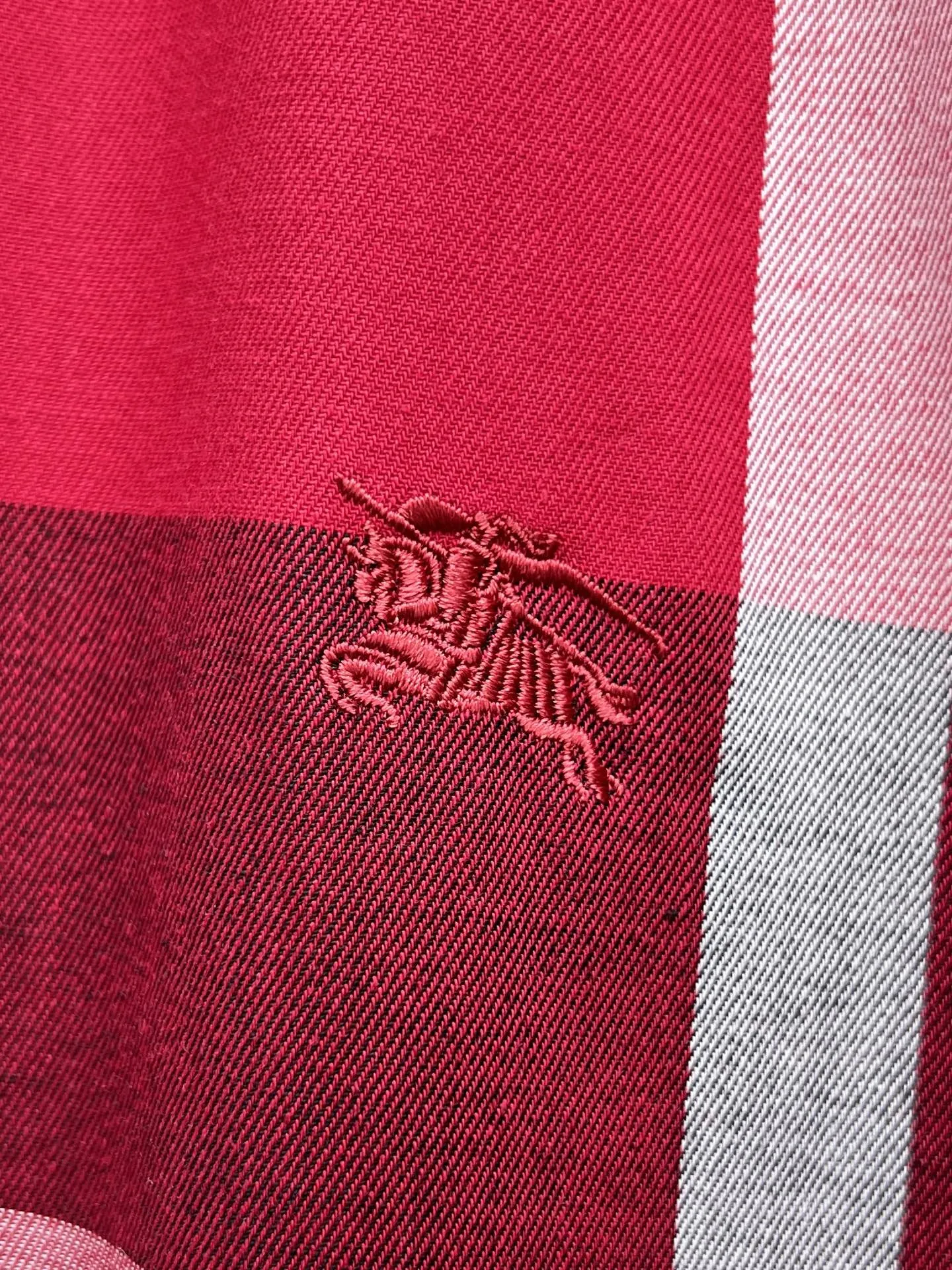 バーバリー新作黒のチェック柄半袖シャツ - 画像 (7)