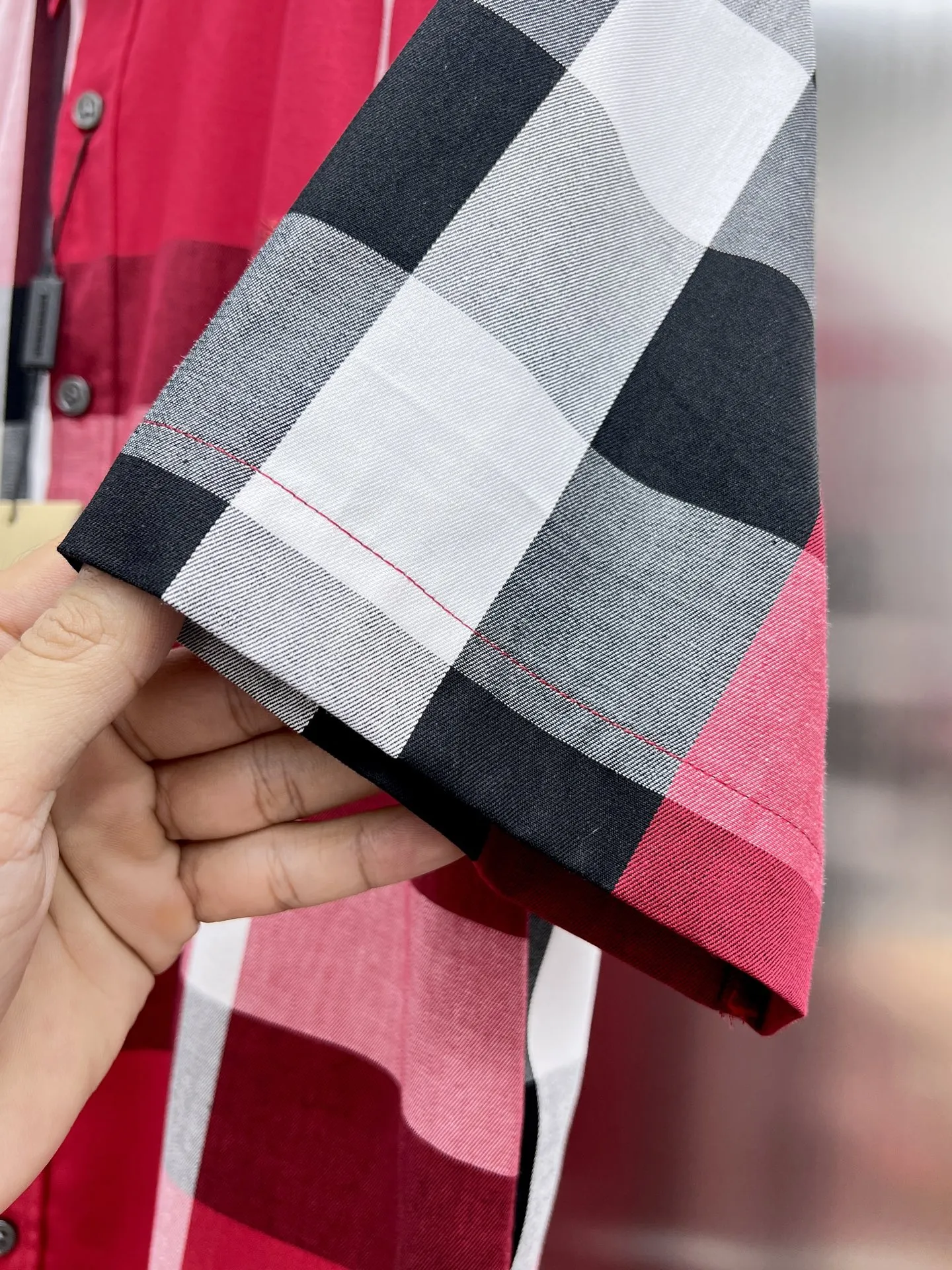 バーバリー新作黒のチェック柄半袖シャツ - 画像 (8)