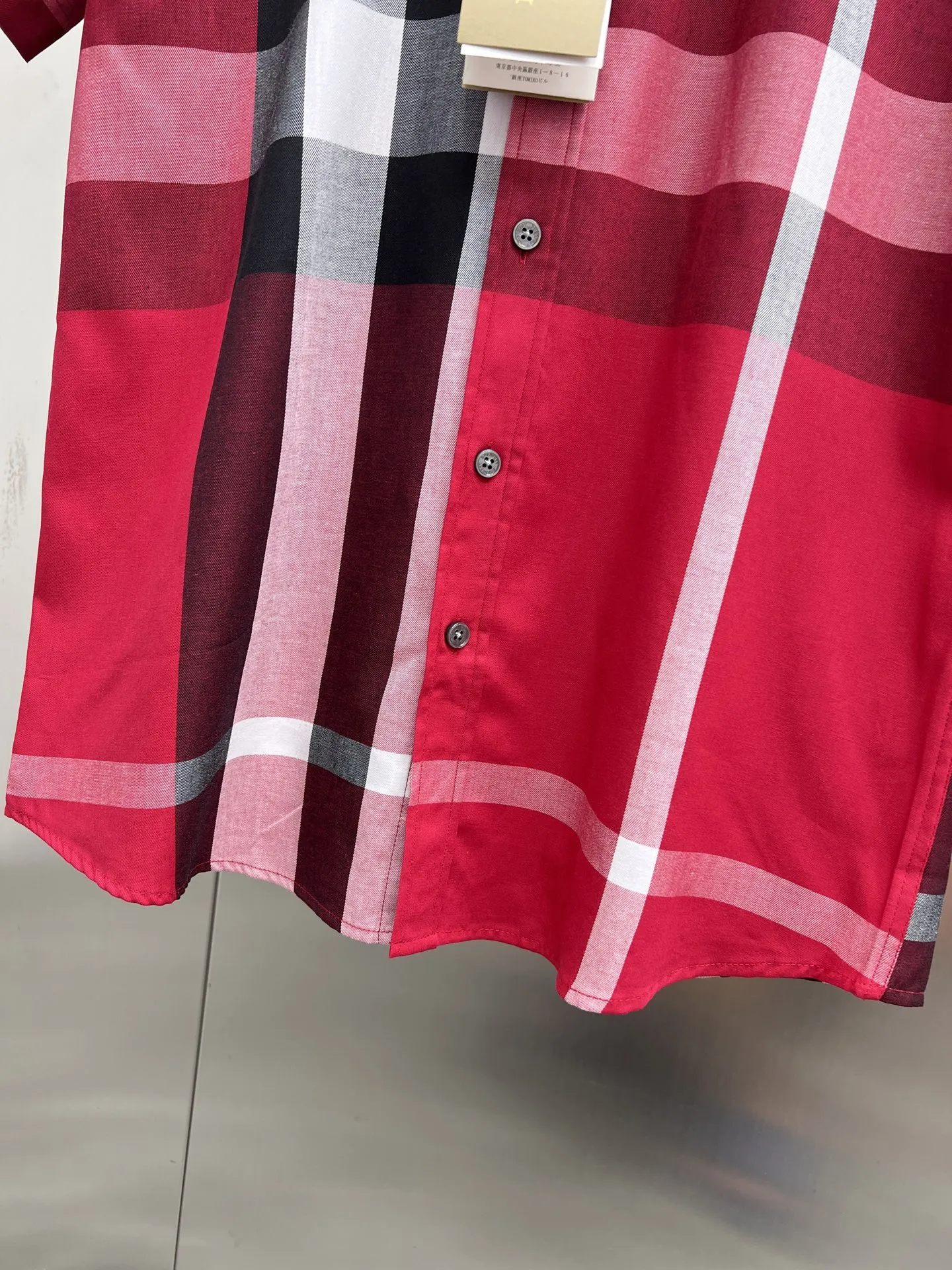 バーバリー新作黒のチェック柄半袖シャツ - 画像 (11)