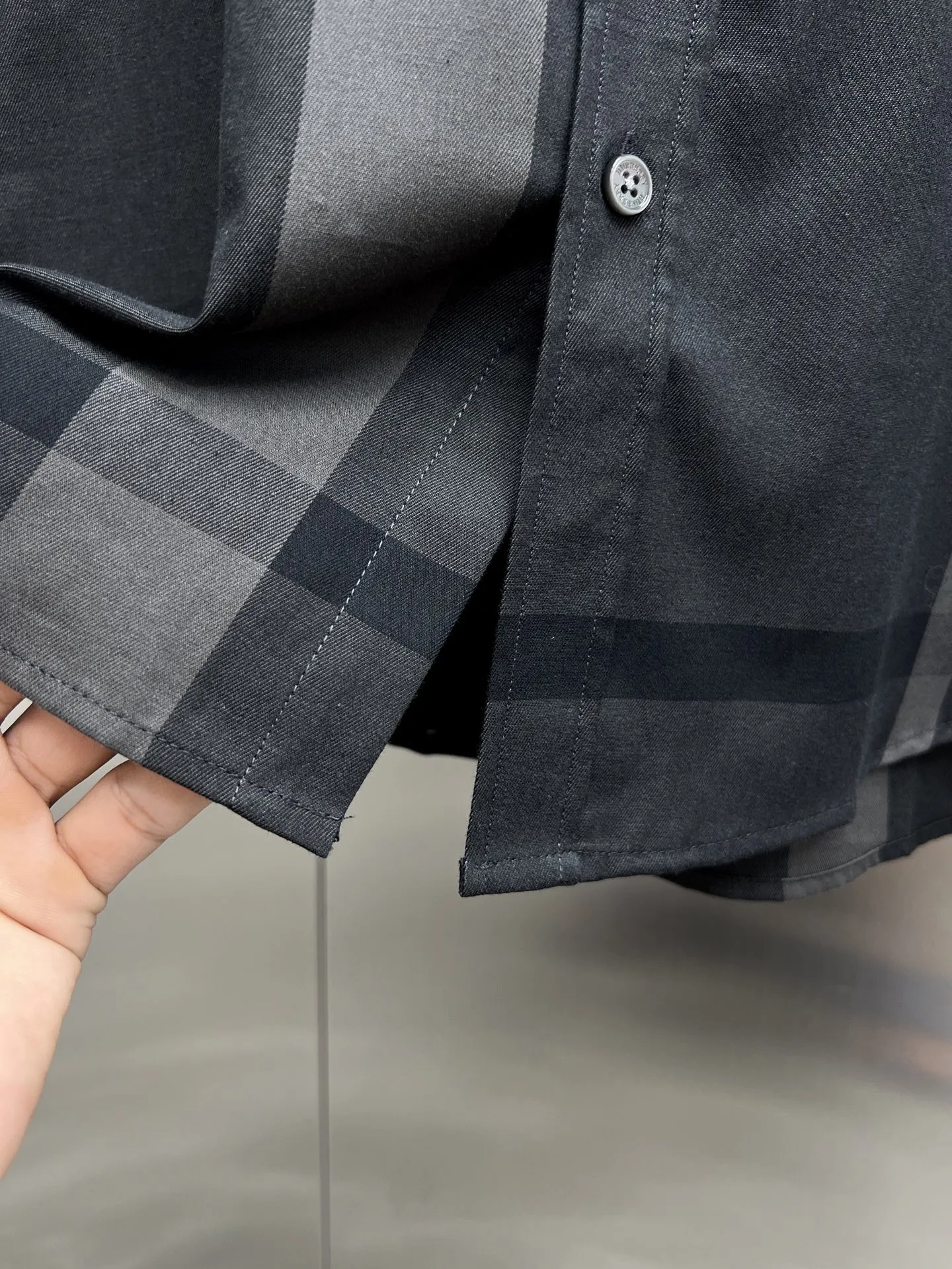 バーバリー新作黒チェックシャツ - 画像 (12)