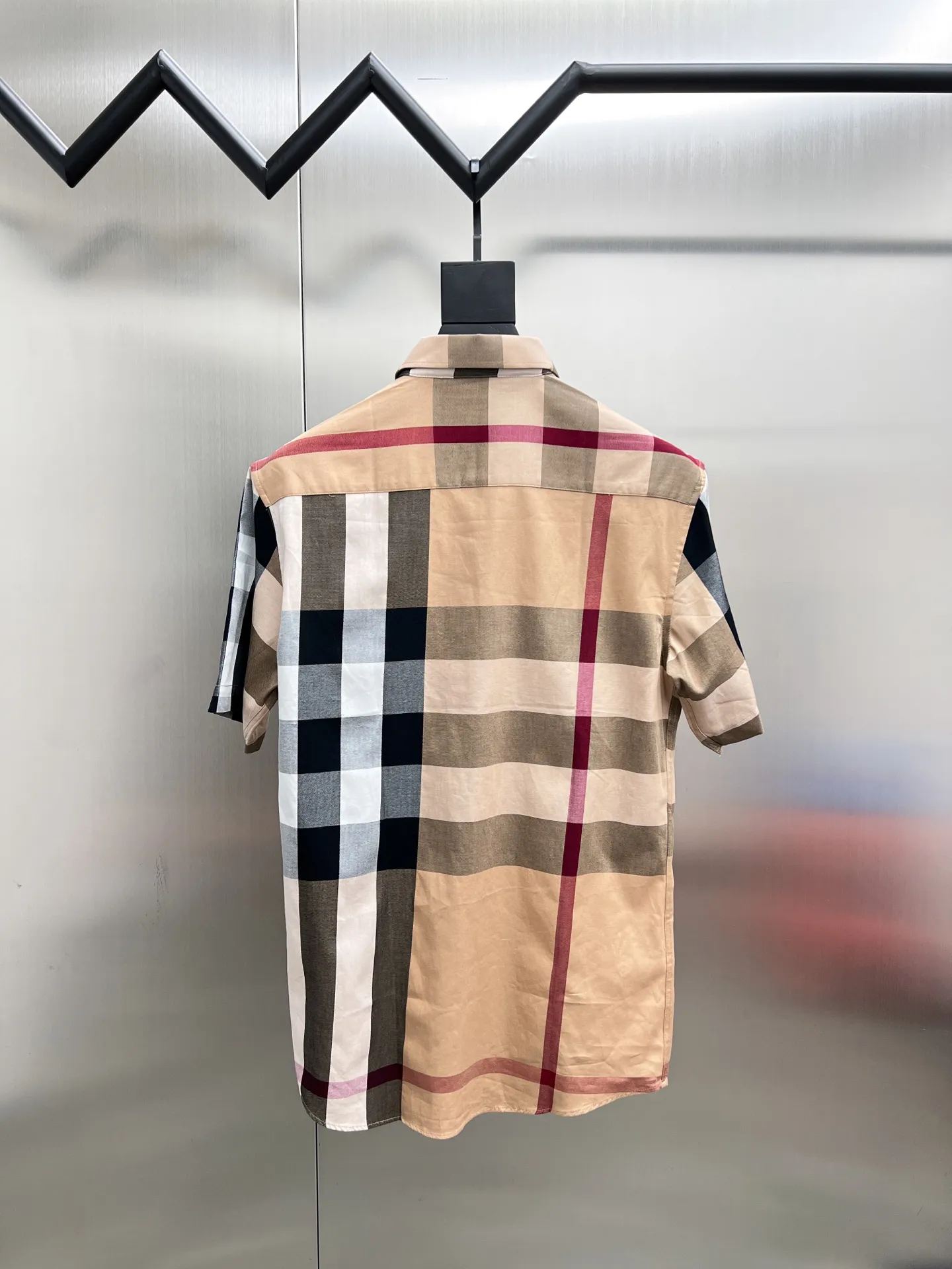 バーバリー新作黒のチェック柄短袖シャツ - 画像 (3)