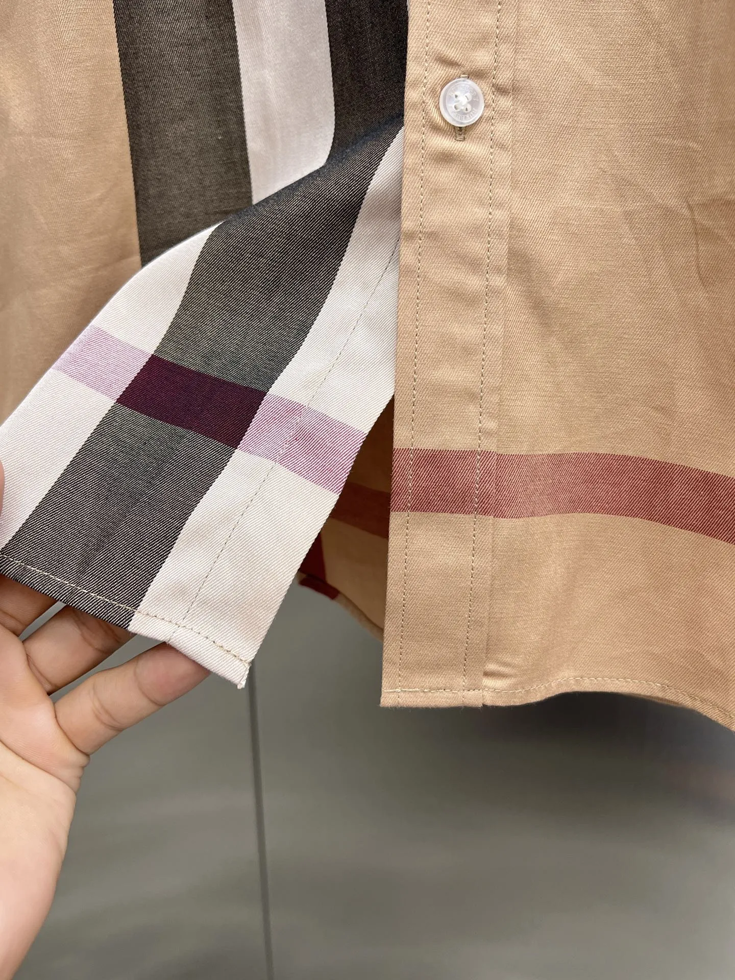 バーバリー新作黒のチェック柄短袖シャツ - 画像 (12)