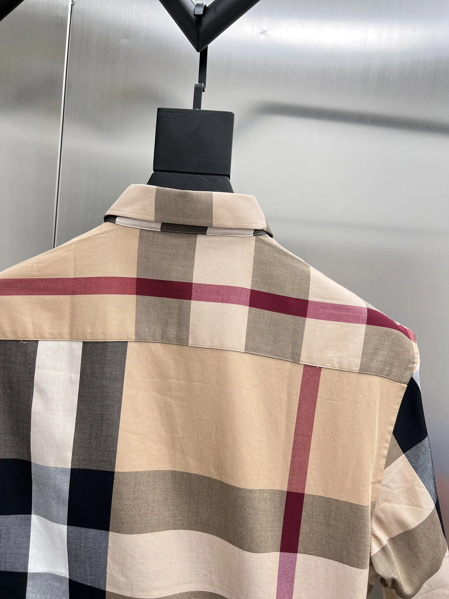 バーバリー新作黒のチェック柄短袖シャツ - 画像 (14)