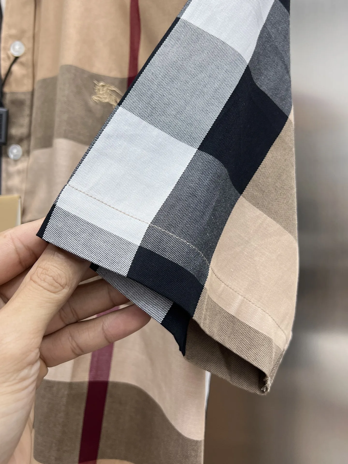 バーバリー新作黒のチェック柄短袖シャツ - 画像 (8)