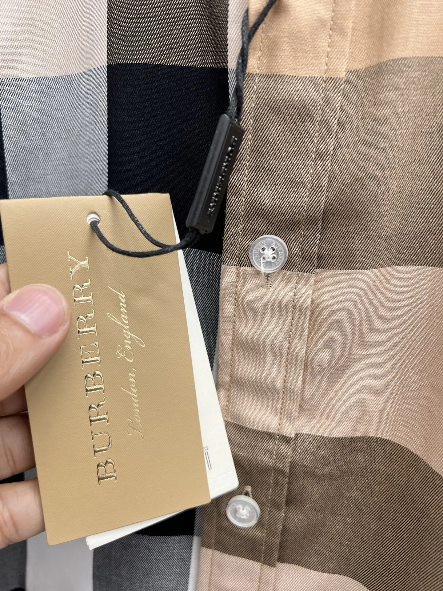 バーバリー新作黒のチェック柄短袖シャツ - 画像 (9)