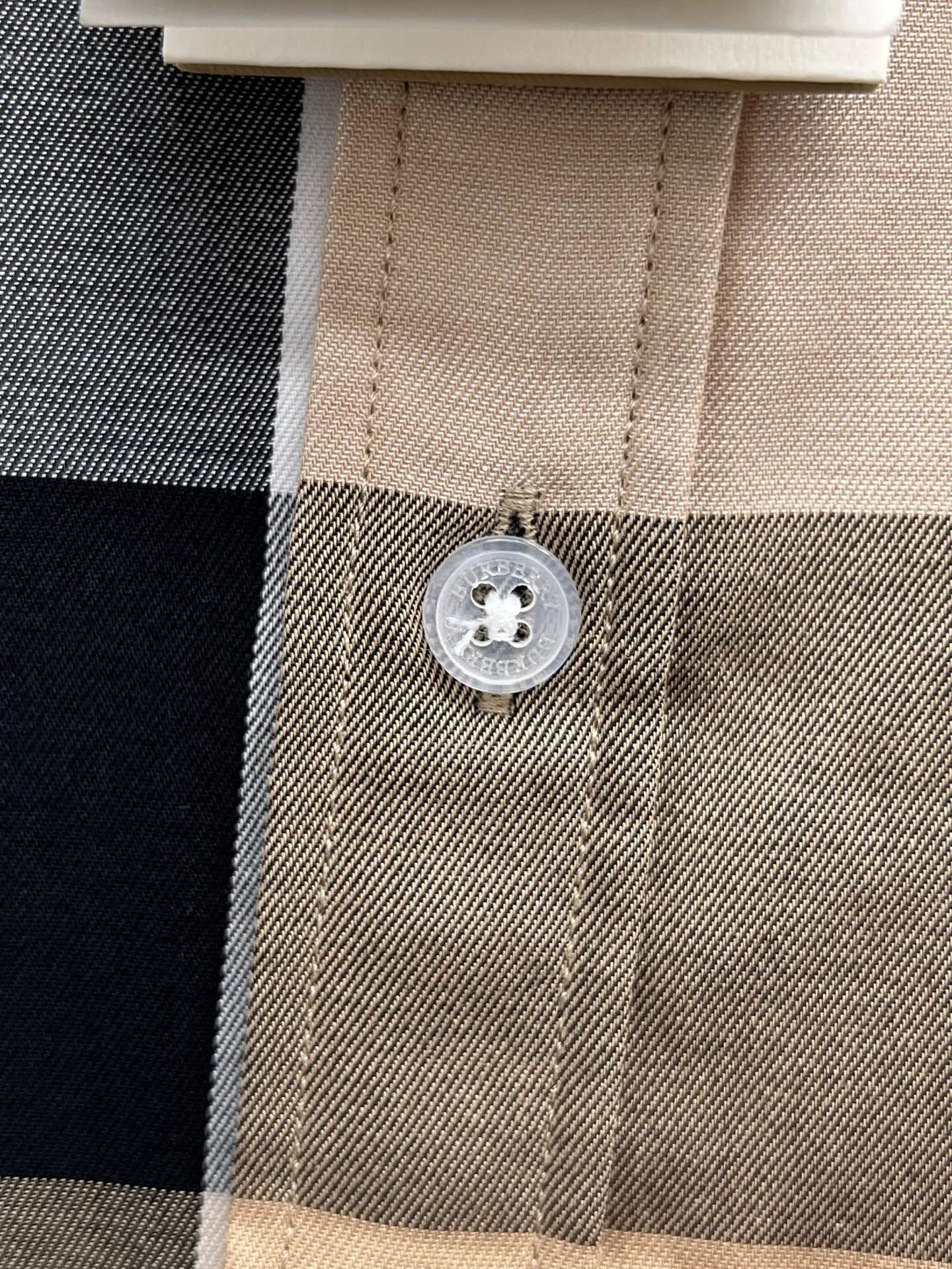 バーバリー新作黒のチェック柄短袖シャツ - 画像 (10)