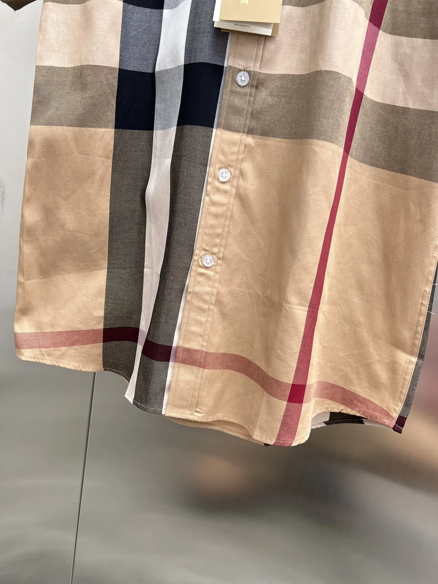 バーバリー新作黒のチェック柄短袖シャツ - 画像 (11)