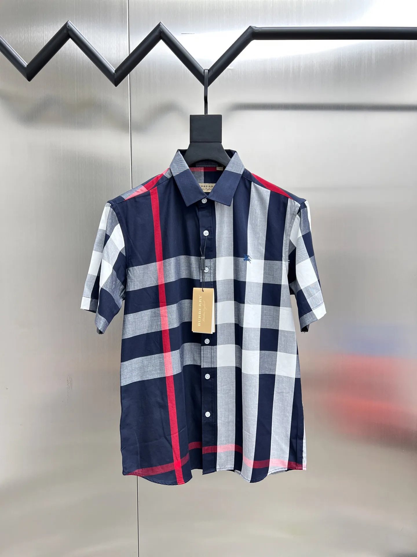 バーバリー新作黒チェックシャツ