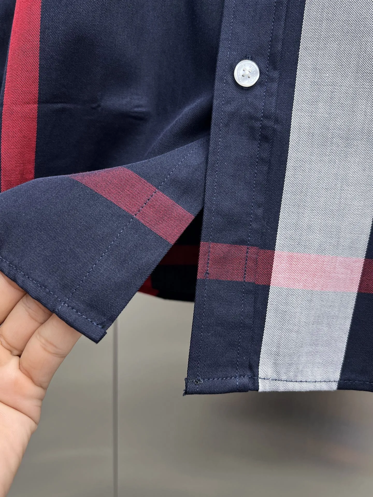 バーバリー新作黒チェックシャツ - 画像 (12)