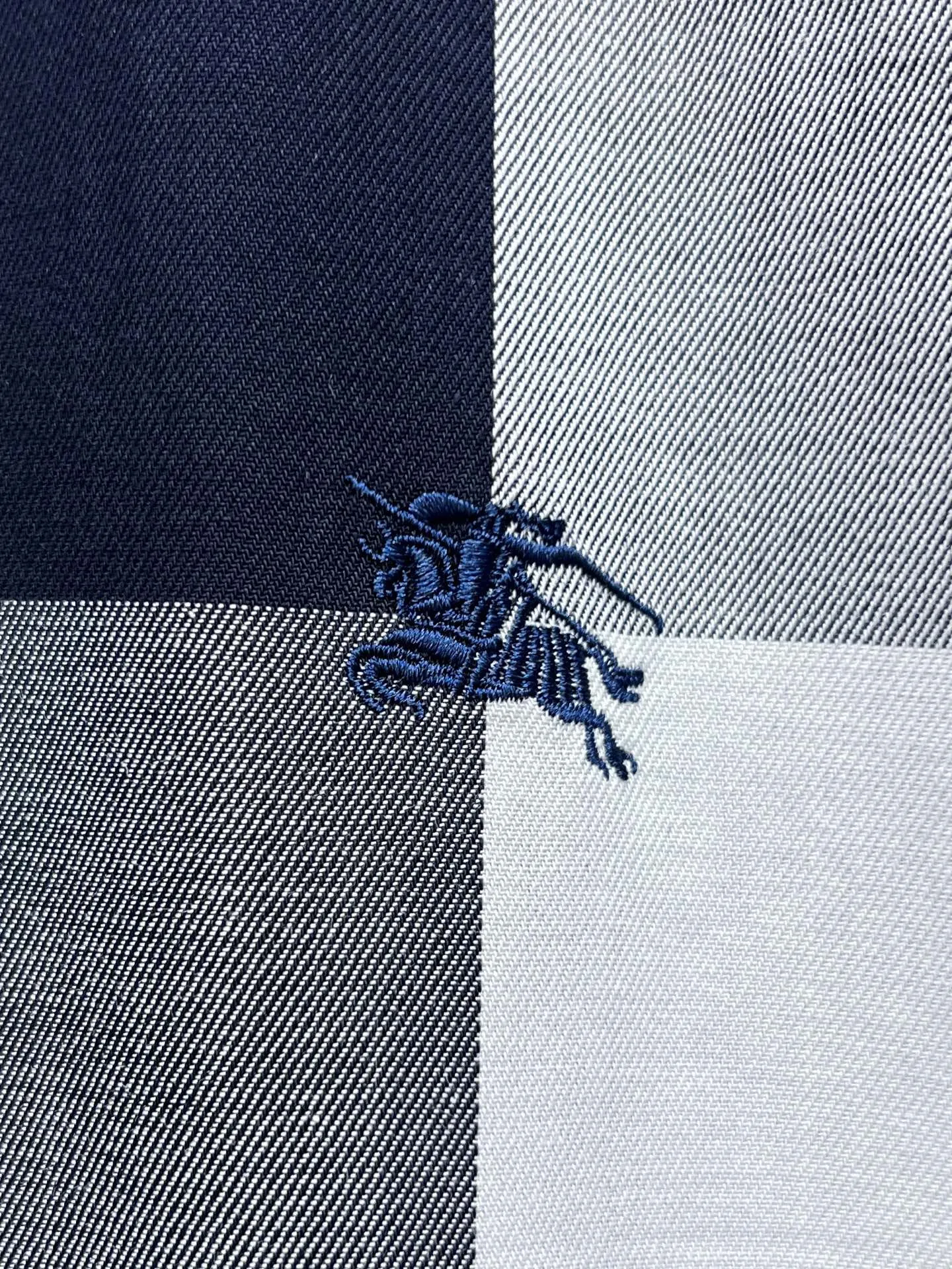 バーバリー新作黒チェックシャツ - 画像 (7)