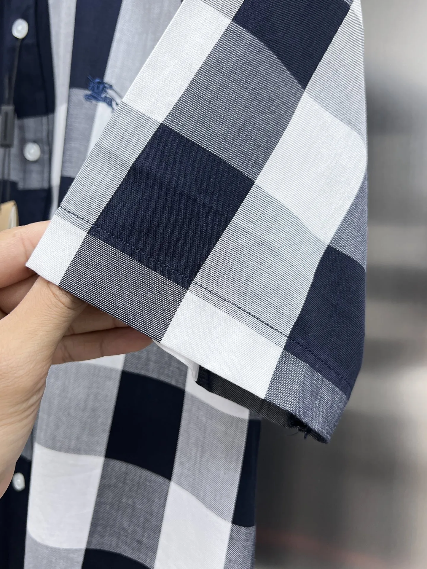 バーバリー新作黒チェックシャツ - 画像 (8)