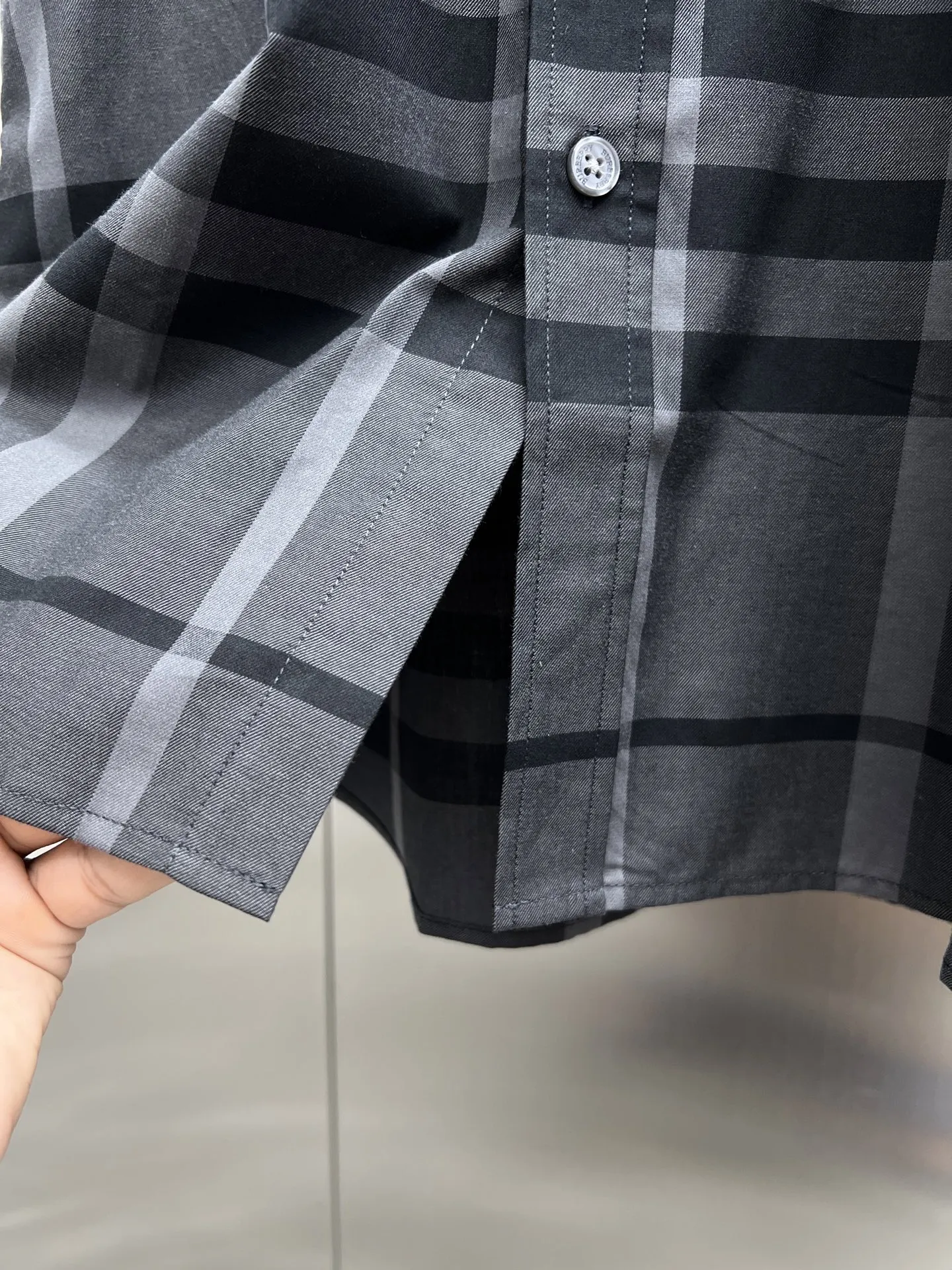 バーバリー新作黒チェックシャツ - 画像 (12)