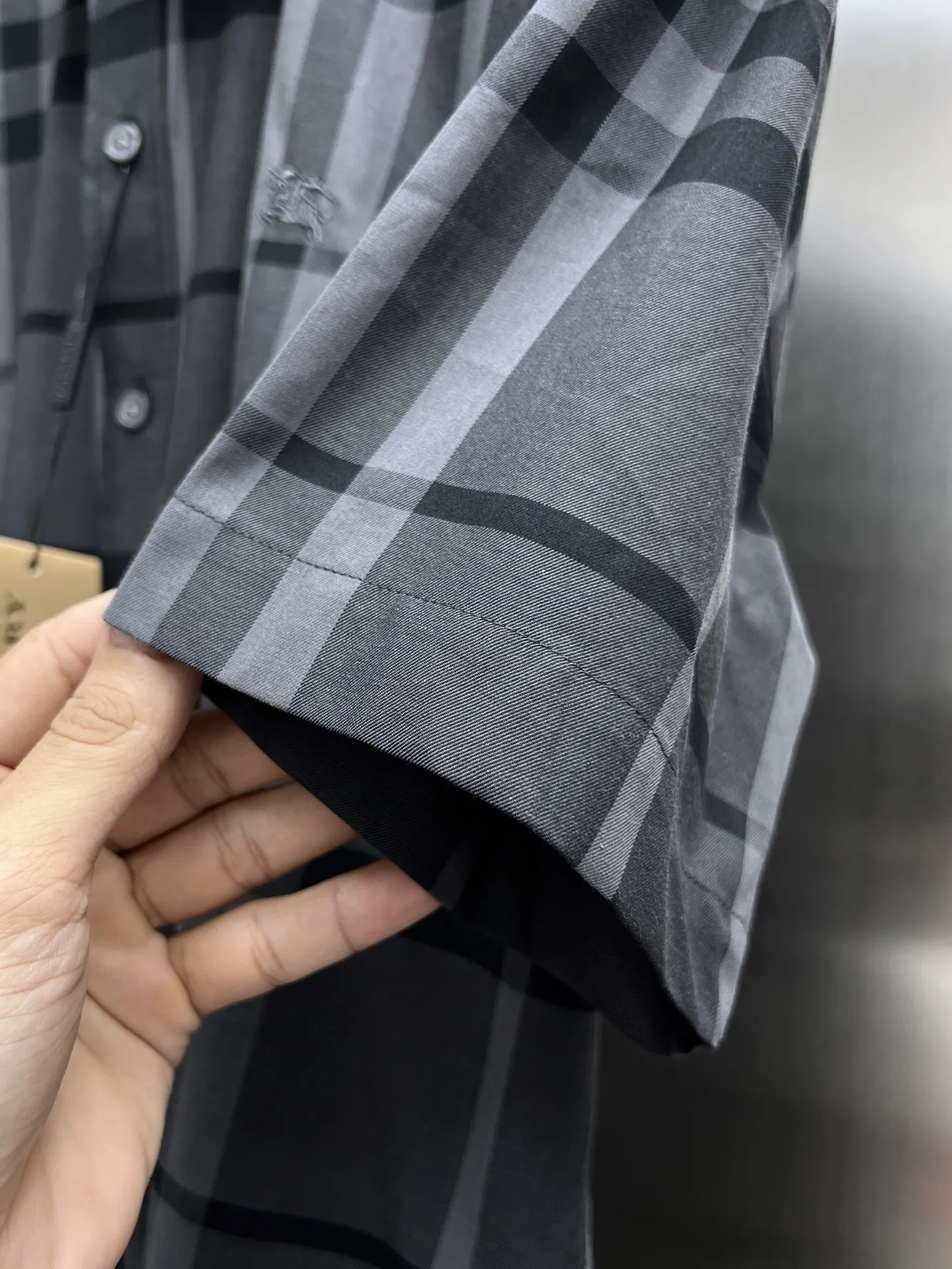 バーバリー新作黒チェックシャツ - 画像 (8)