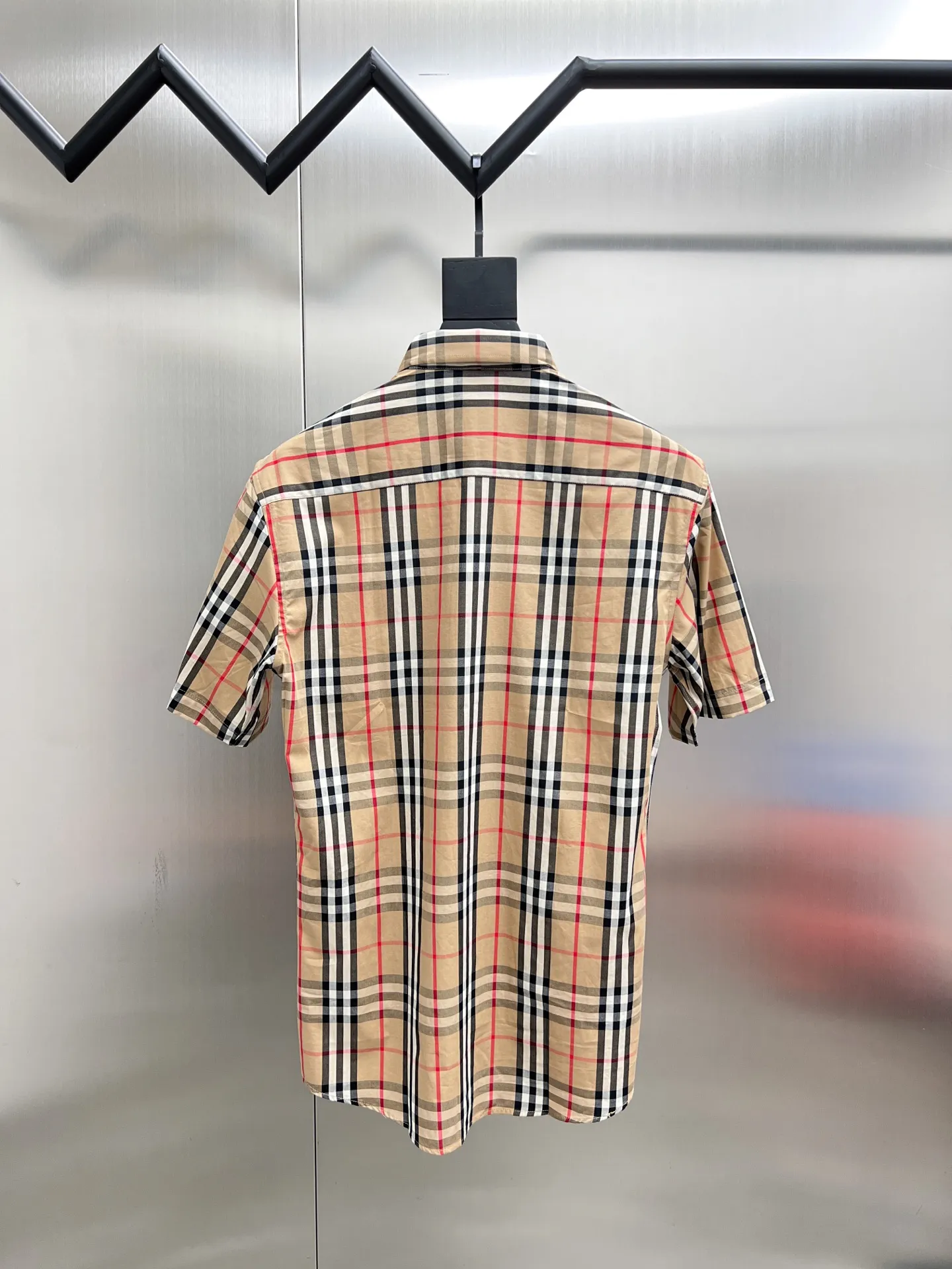 Burberry新作黒のチェック柄半袖シャツ - 画像 (3)