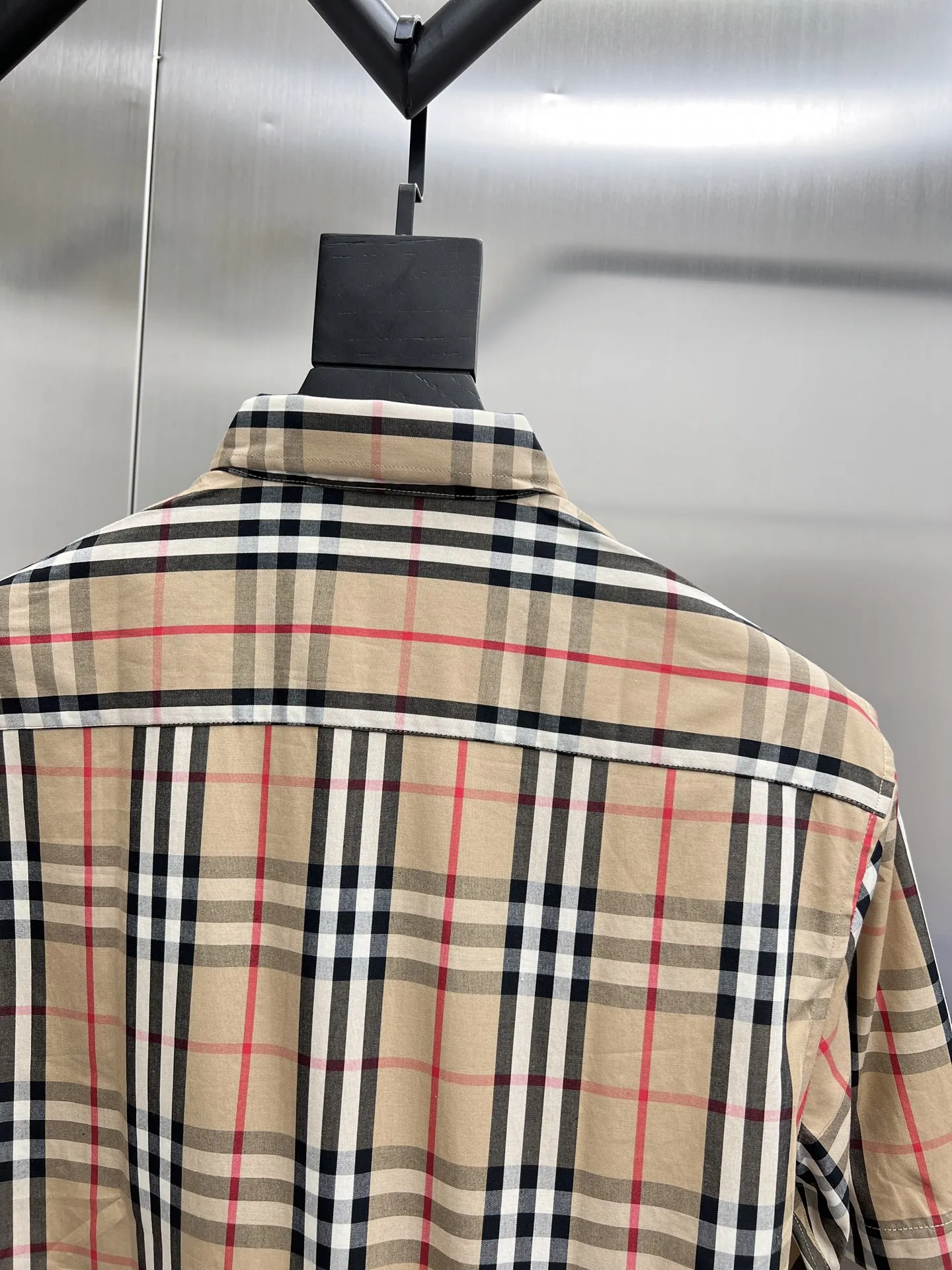 Burberry新作黒のチェック柄半袖シャツ - 画像 (14)